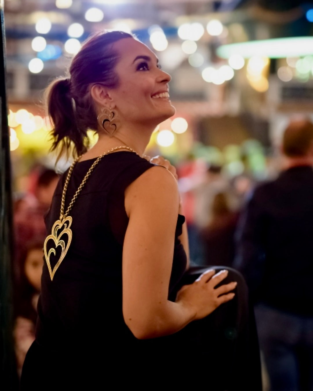 Atriz Melânia Gomes com a coleção Viana é Amor da marca Filigrana D’Viana, exibindo um coração que une tradição e modernidade na joalharia de Viana do Castelo.