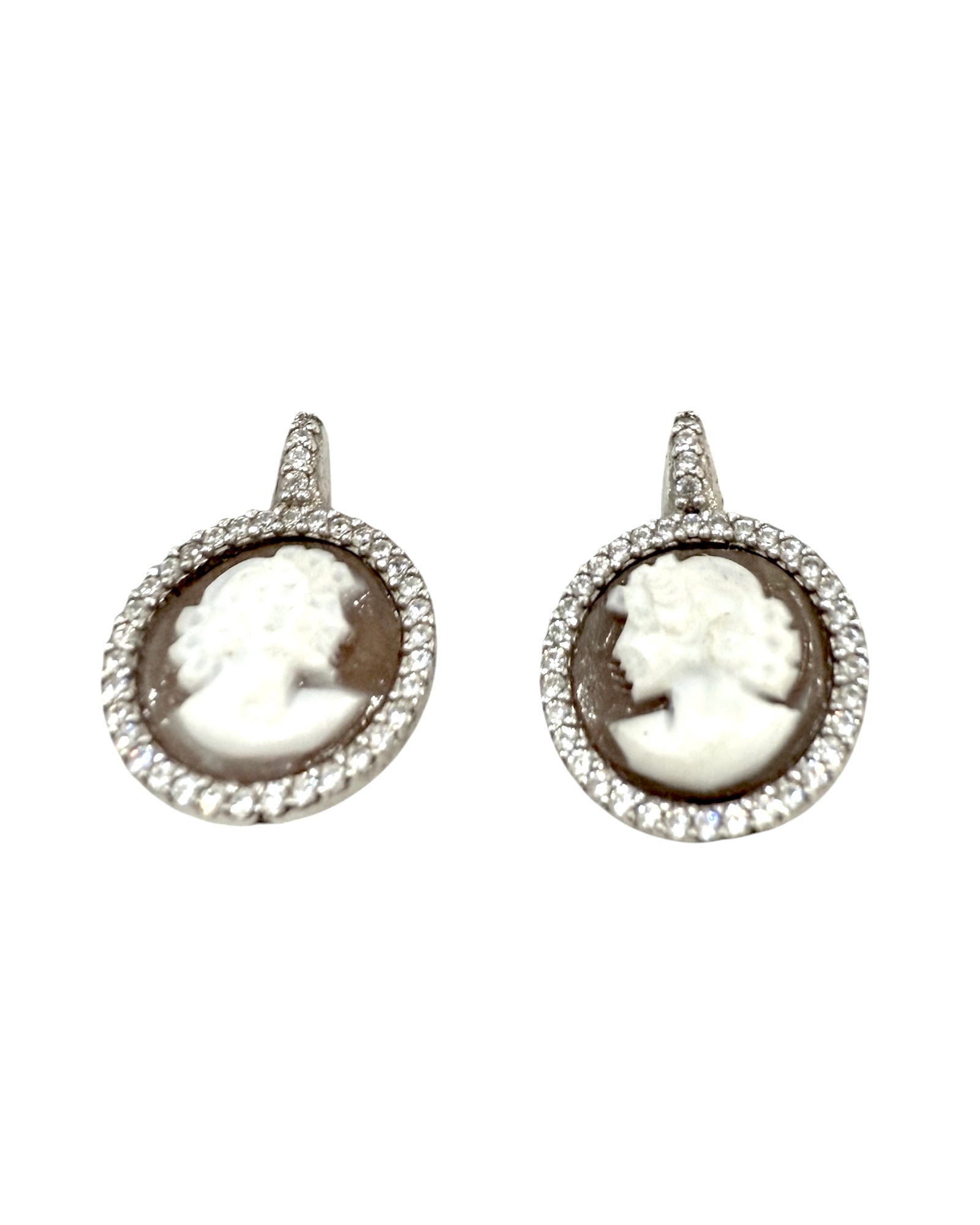 Brincos Camafeus em Prata, design clássico e elegante, feitos em prata e com brilhos.