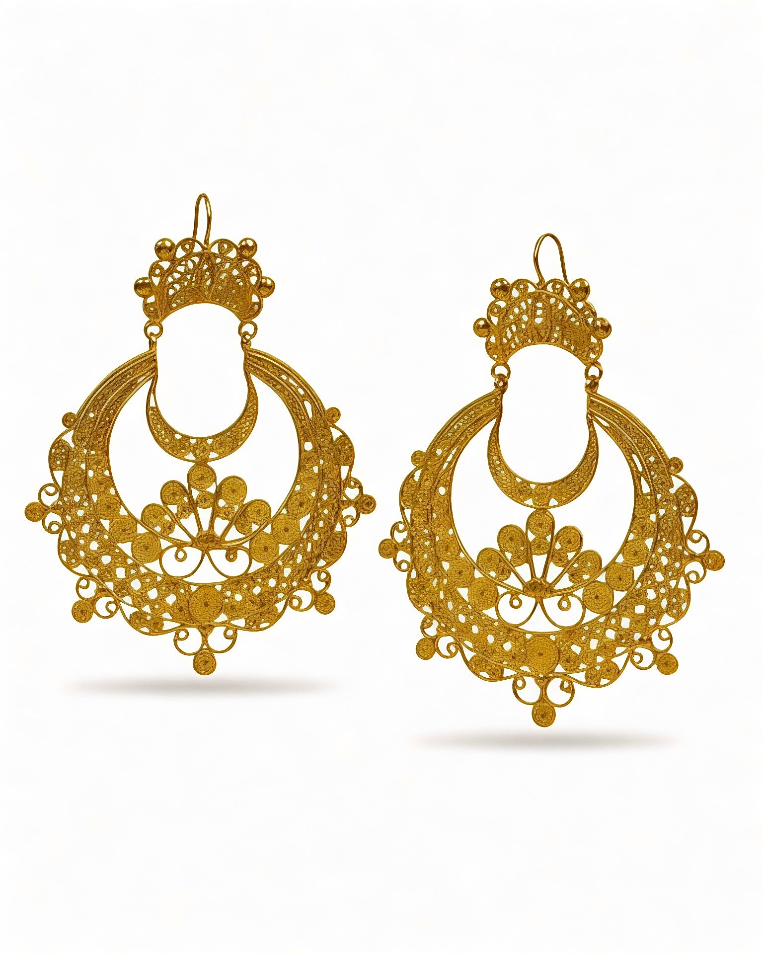 Filigree stud earrings in gilded silver.