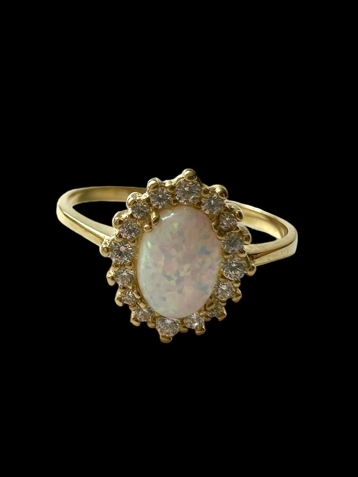 Gold ring with elegance stone