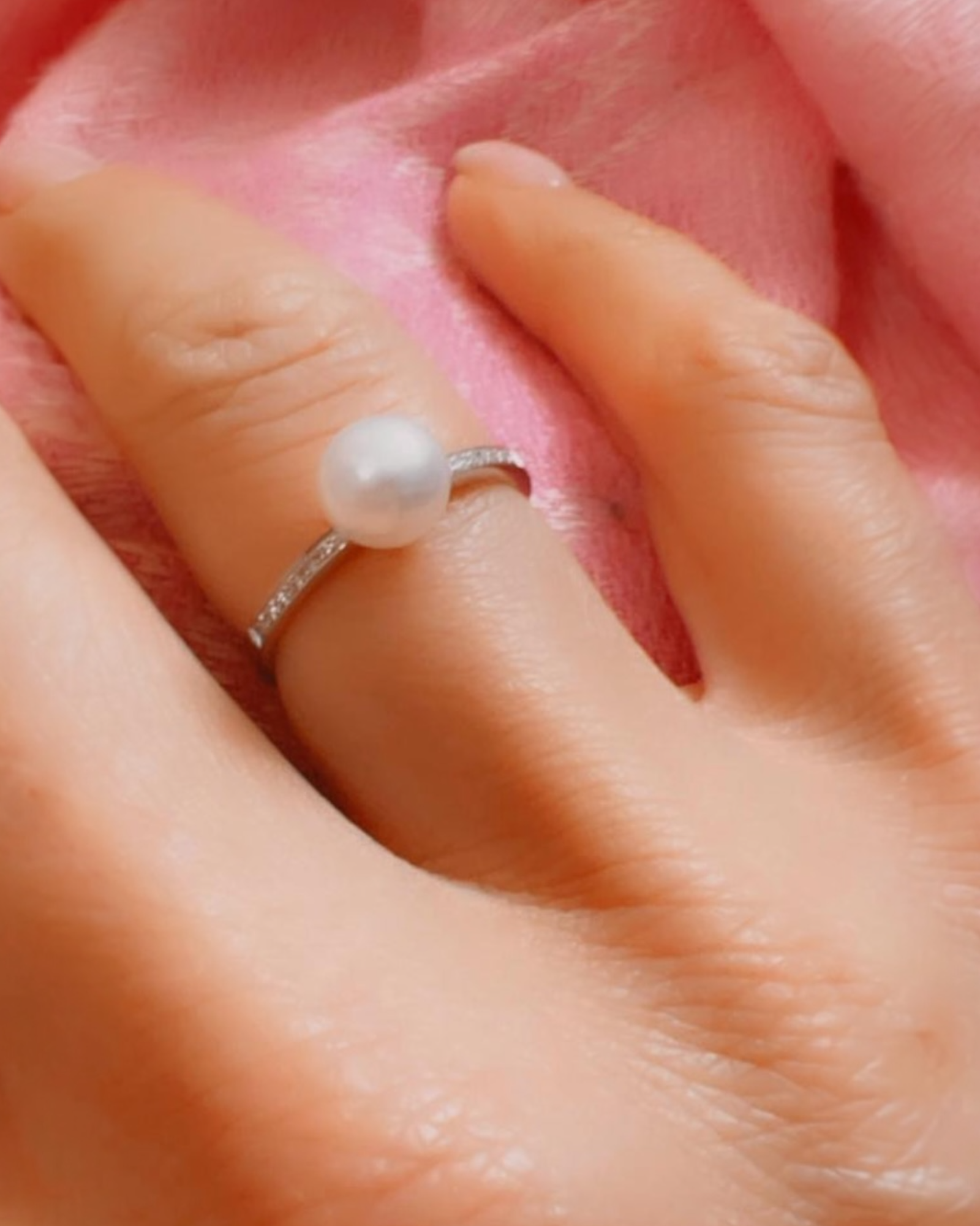 Engagement ring with pearl in white gold.