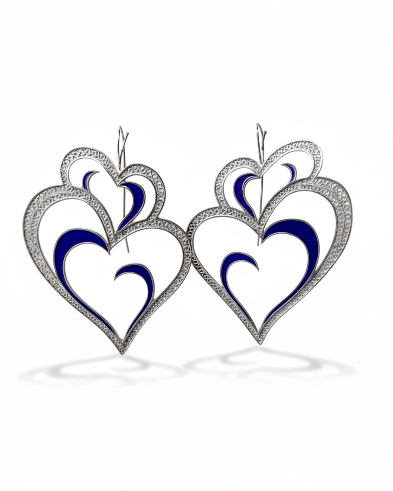 Brincos Coração Viana é Amor com Esmalte Azul em Prata