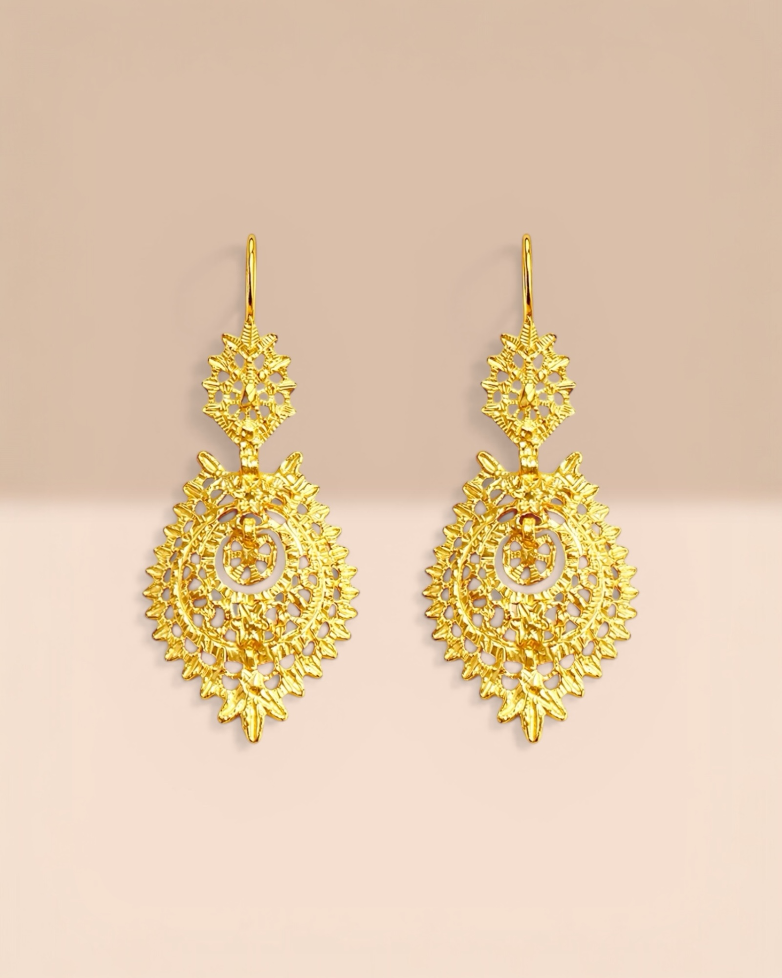 Queen-style earrings in gilded silver.