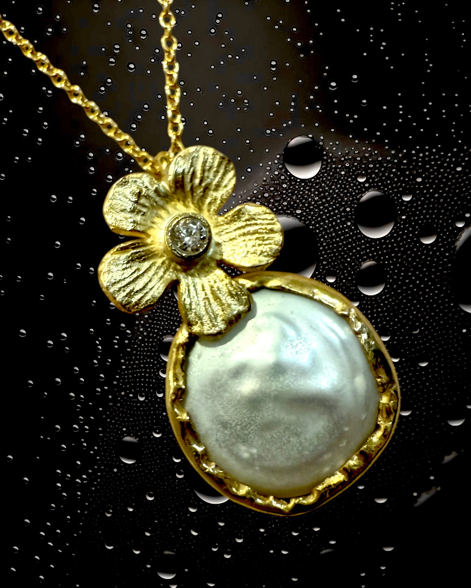 Colar em Prata Dourada com Flor e Madrepérola