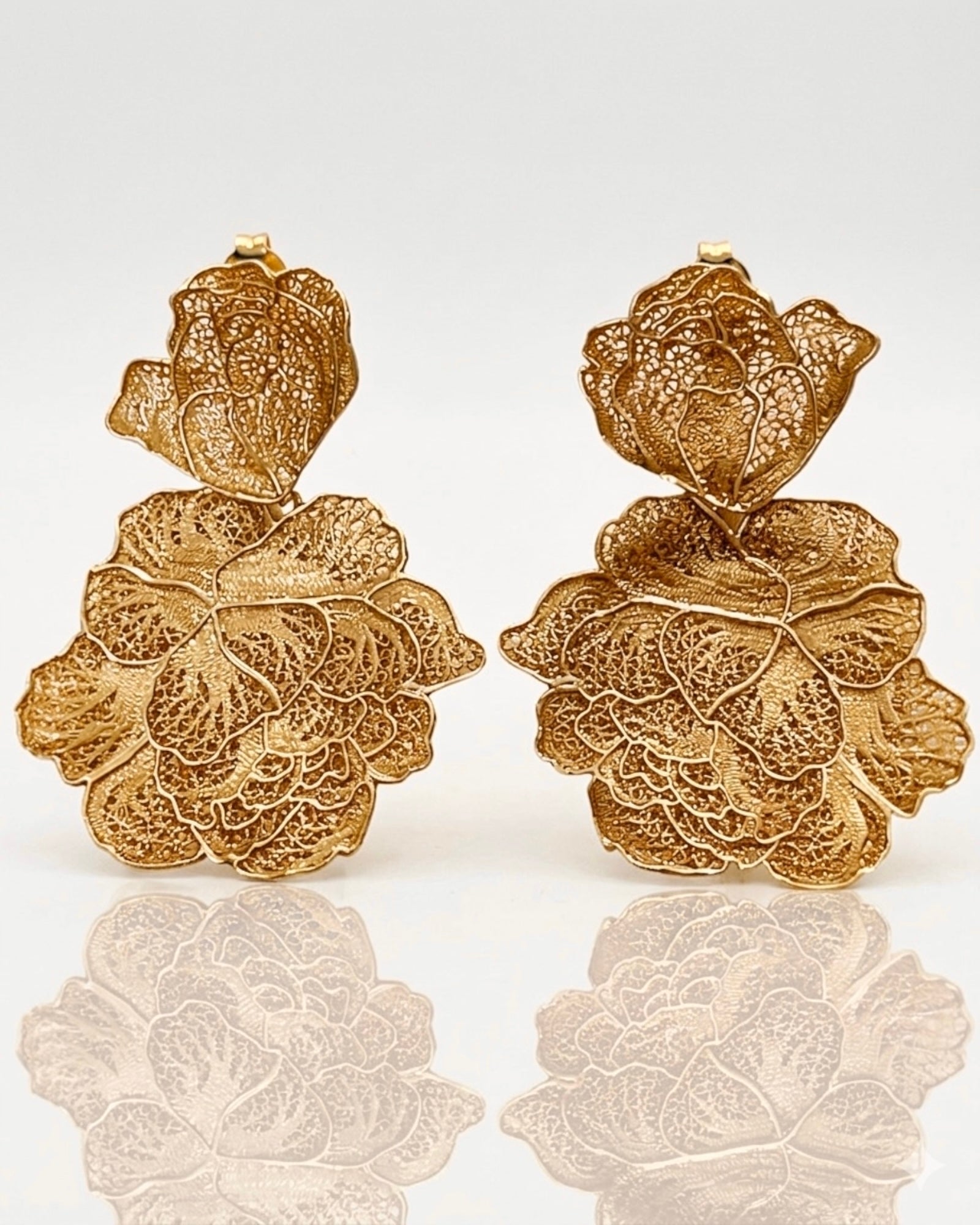 Brincos Flor de Filigrana em Prata Dourada