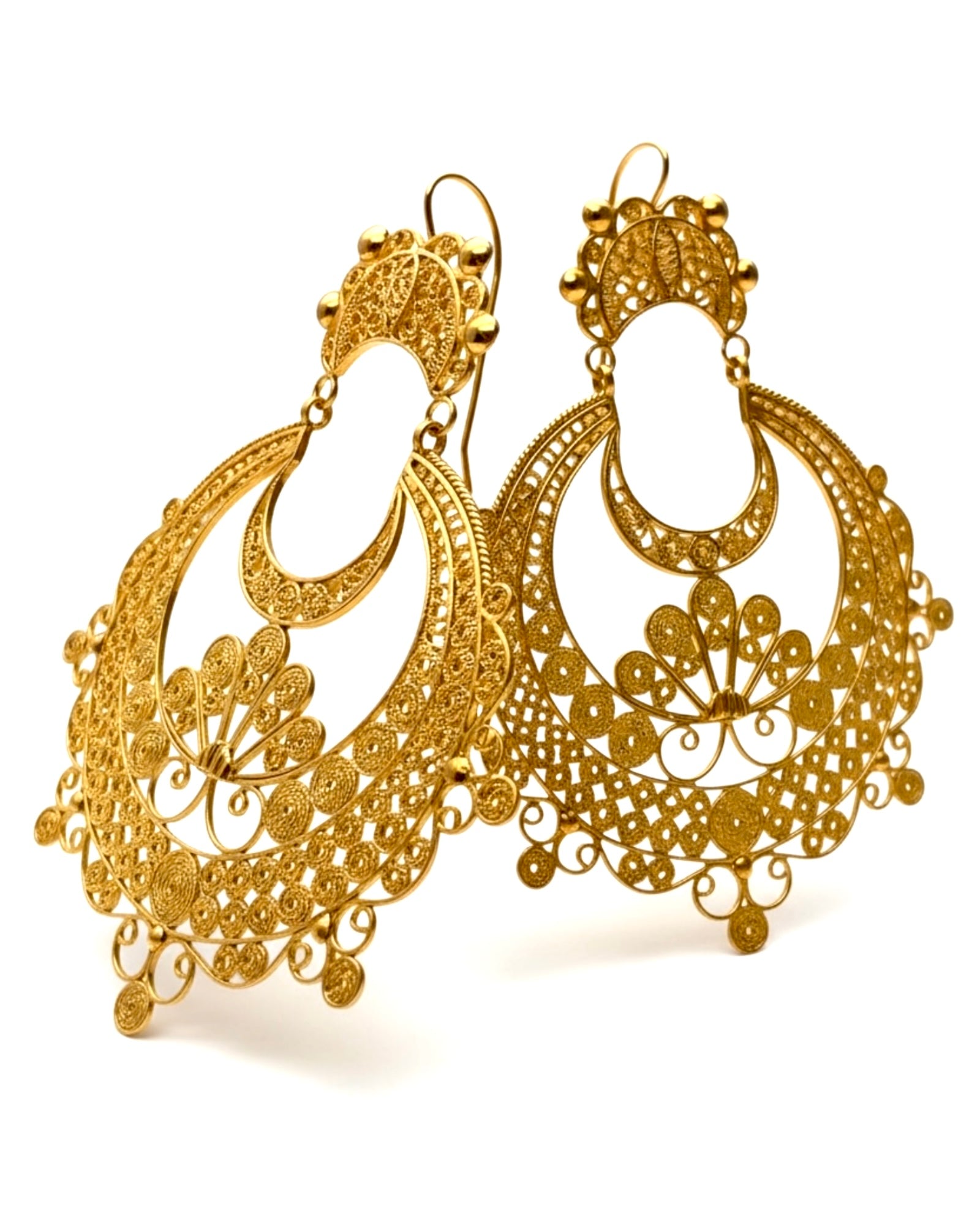 Filigree stud earrings in gilded silver.