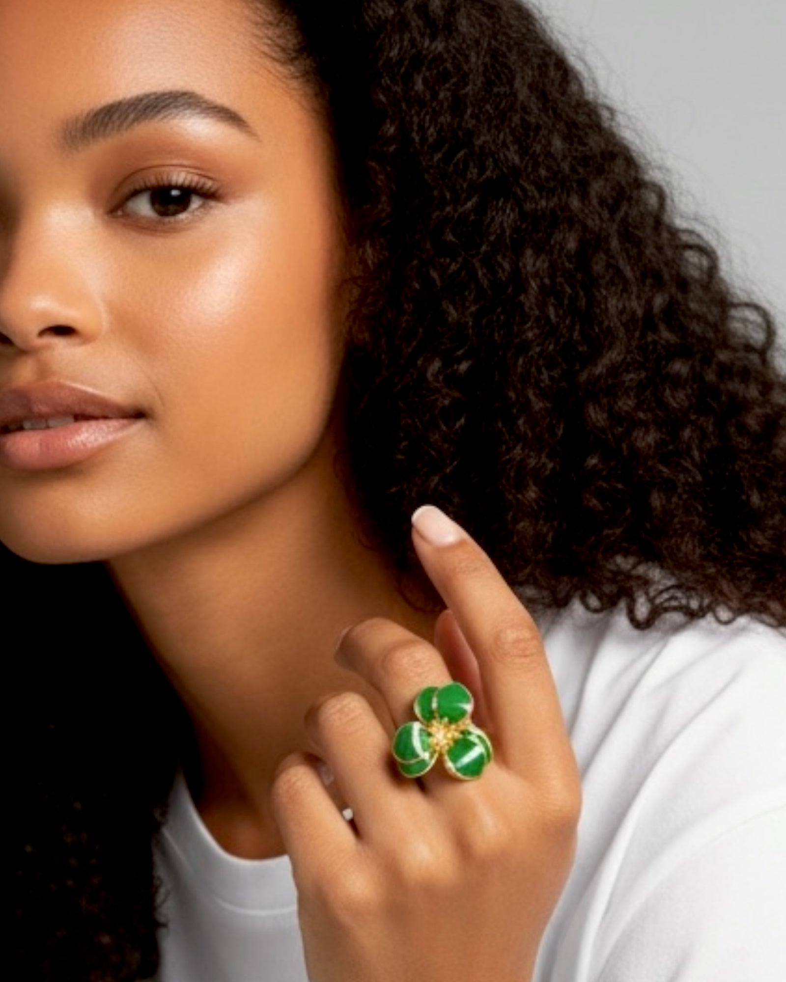 Anel Flor Pedra Verde em Prata Dourada