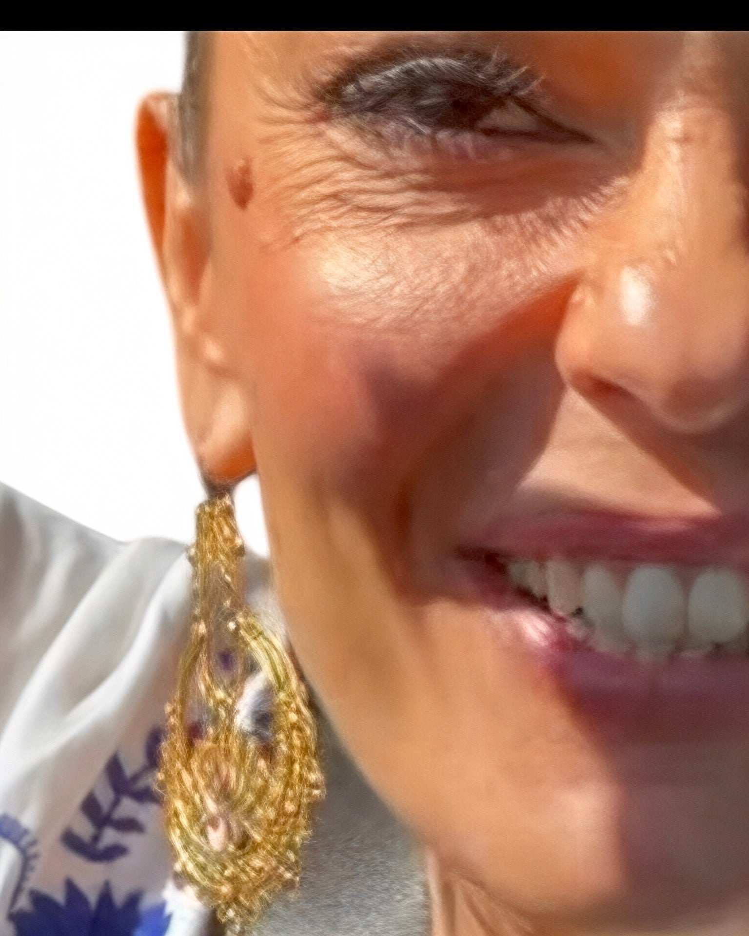 Filigree stud earrings in gilded silver.