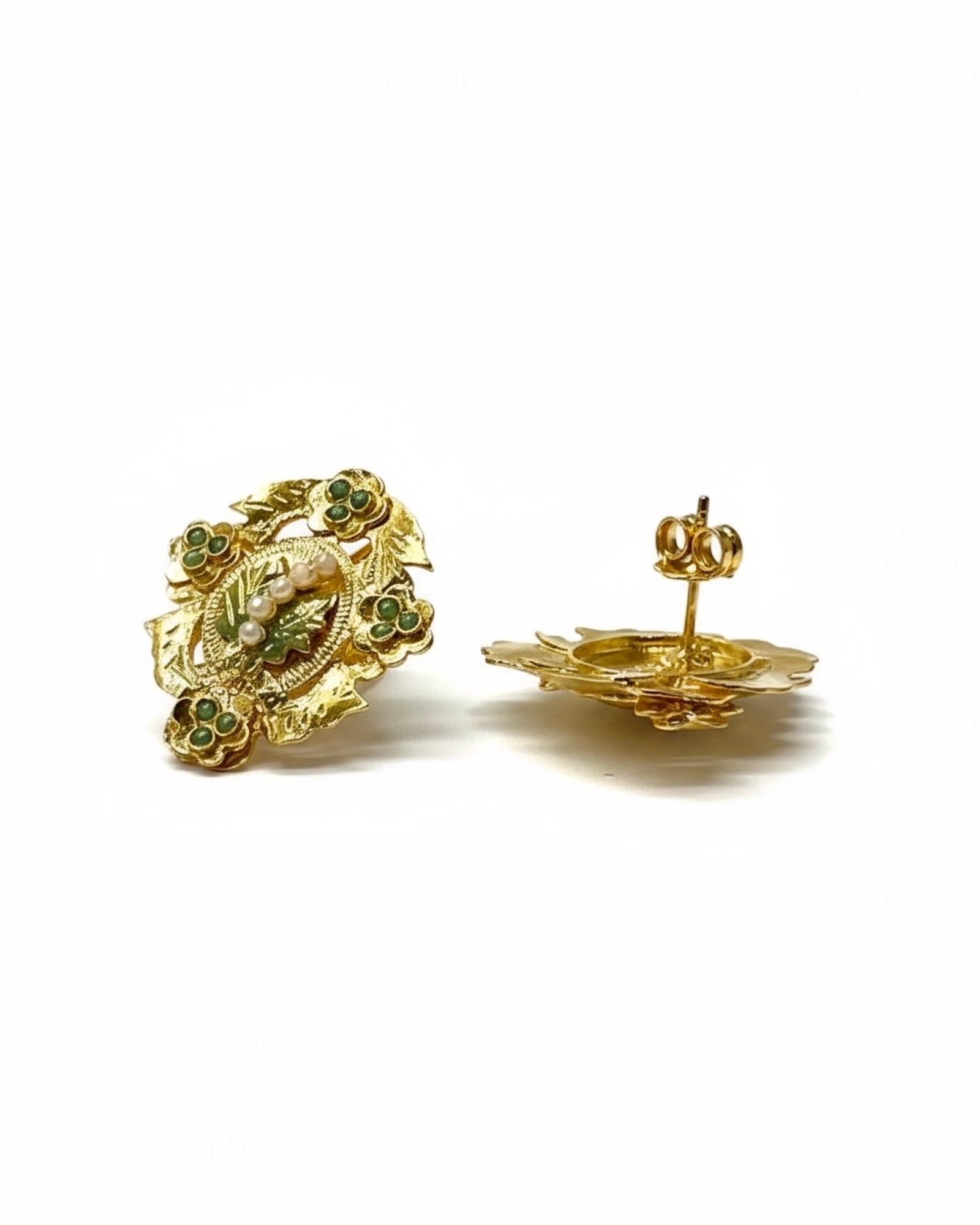 Filigree stud earrings in gilded silver.