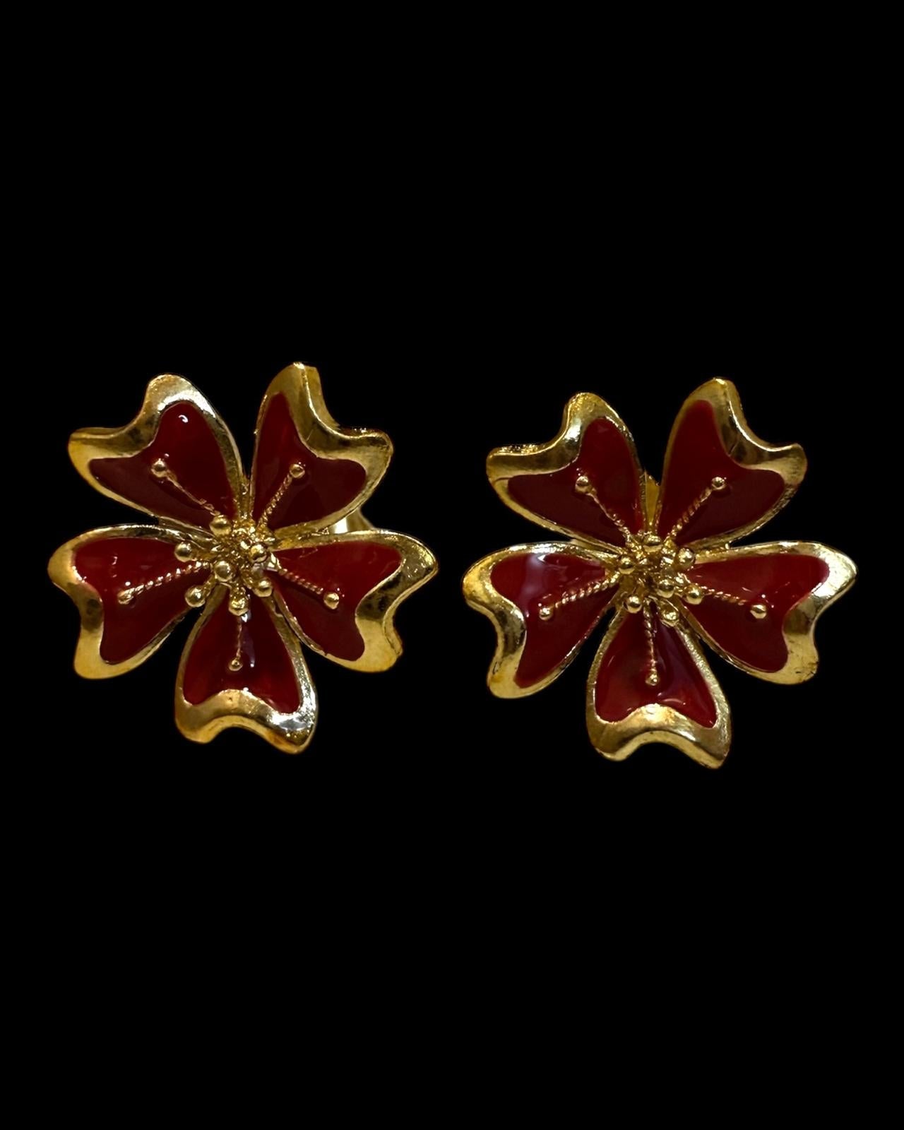 Brincos Flores com Esmalte Vermelho em Prata Dourada