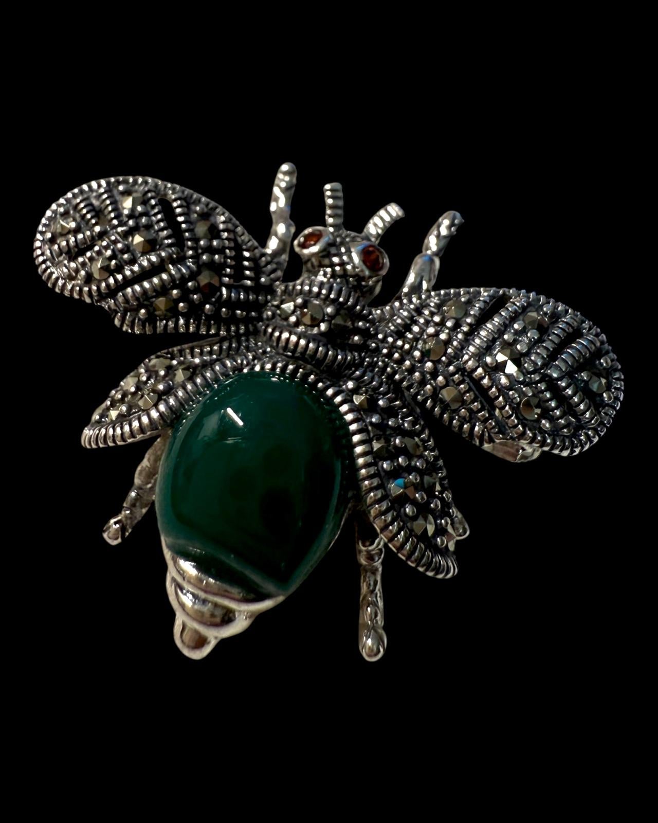 Alfinete Abelha com Marcassites e Pedra Verde em Prata )