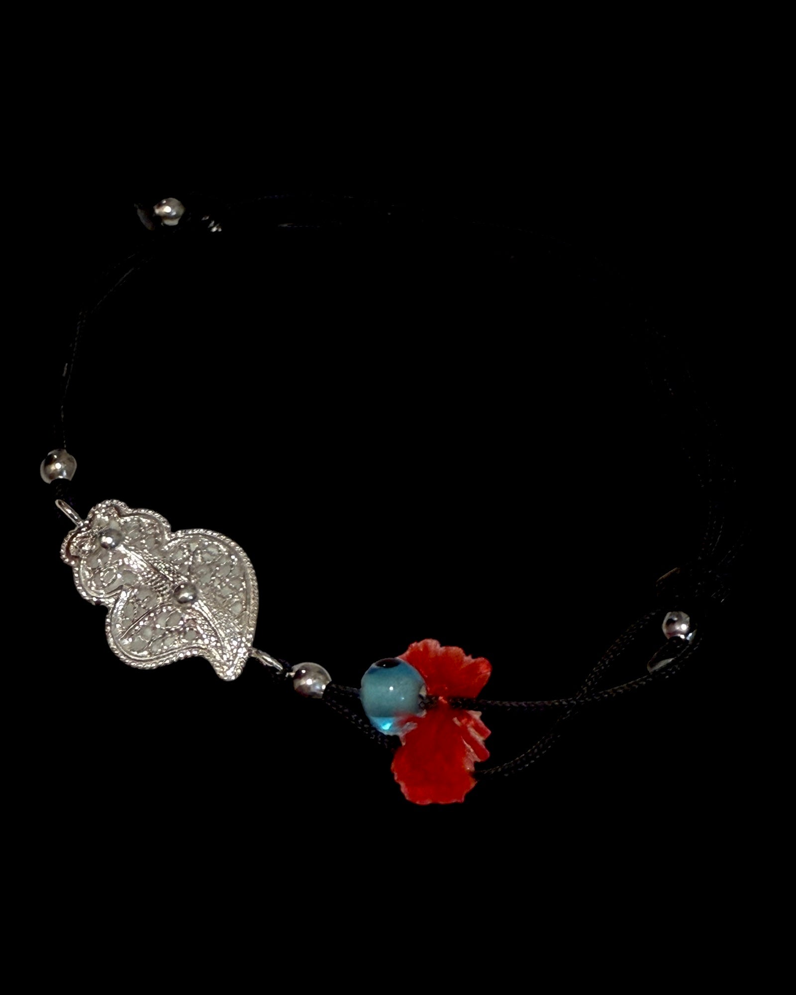 Pulseira Seda com Coração de Viana e Olho em Prata Branca