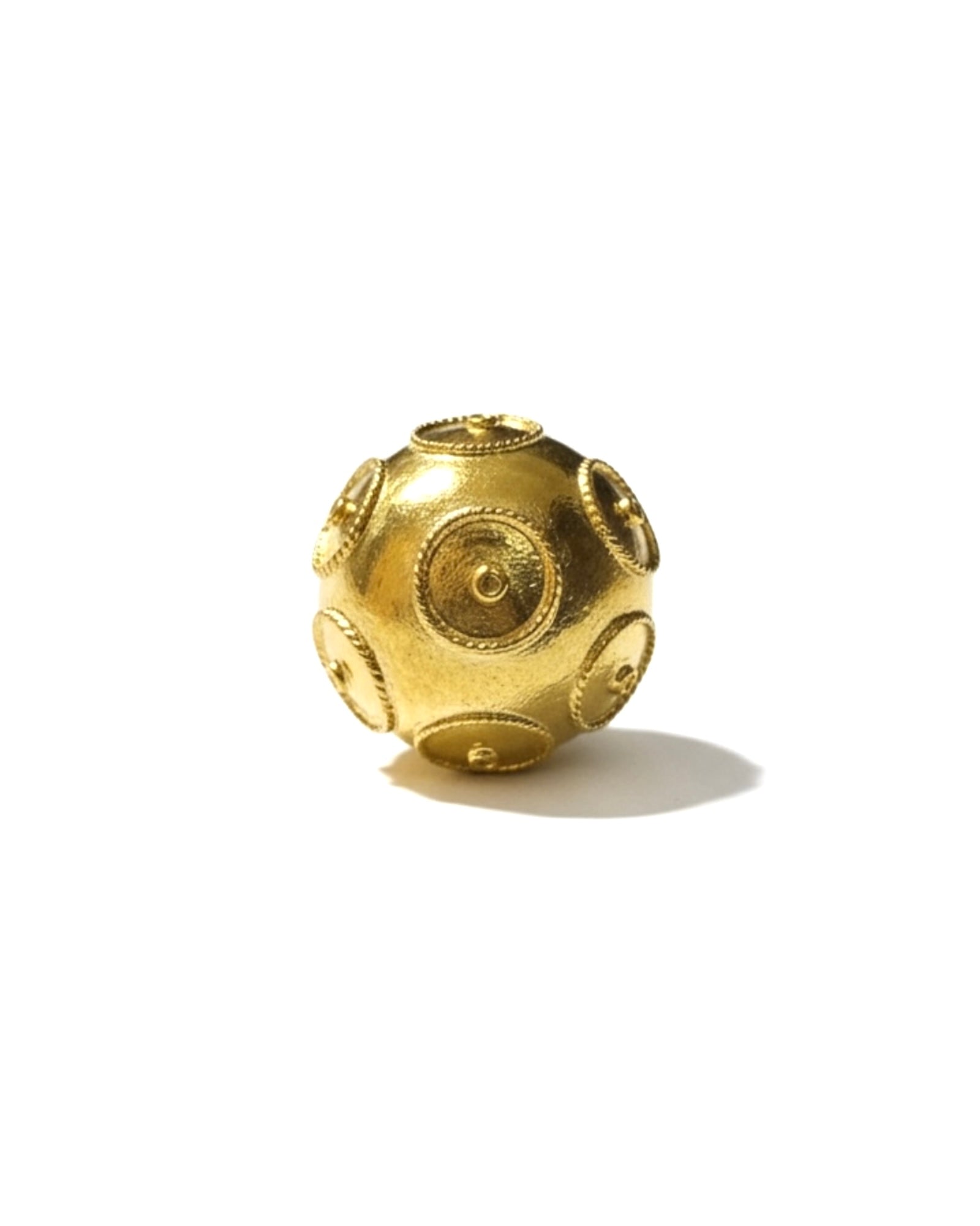 Half-bead earrings from Viana in gold-plated silver.