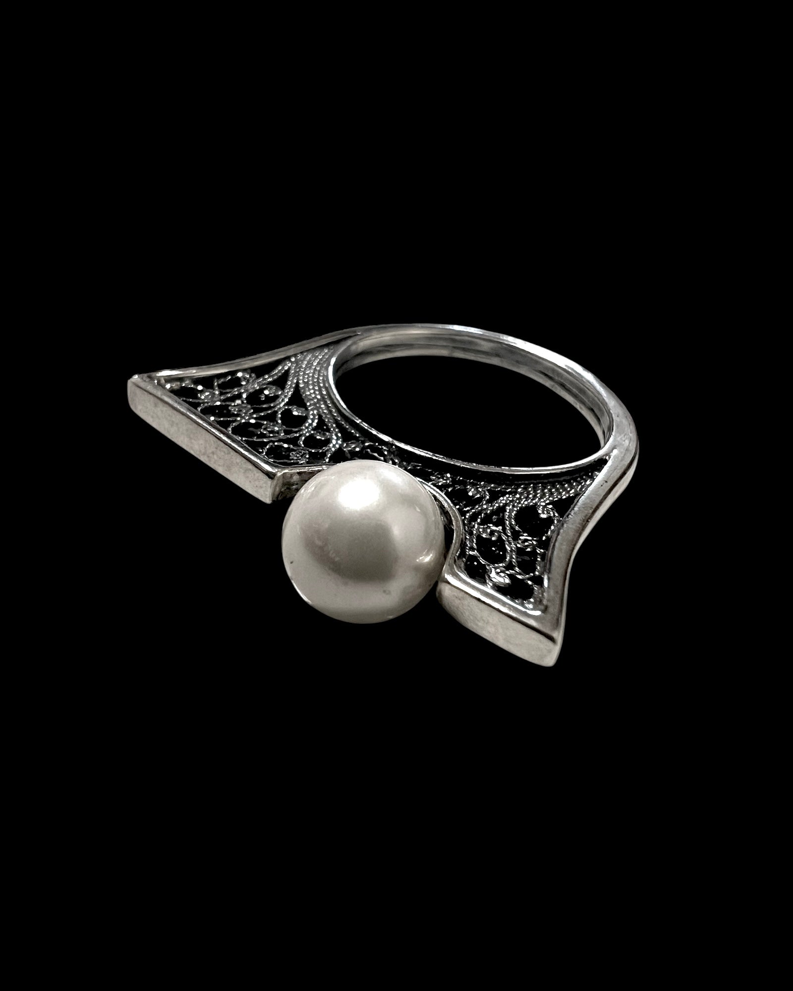 Ring with pearl and filigree in silver