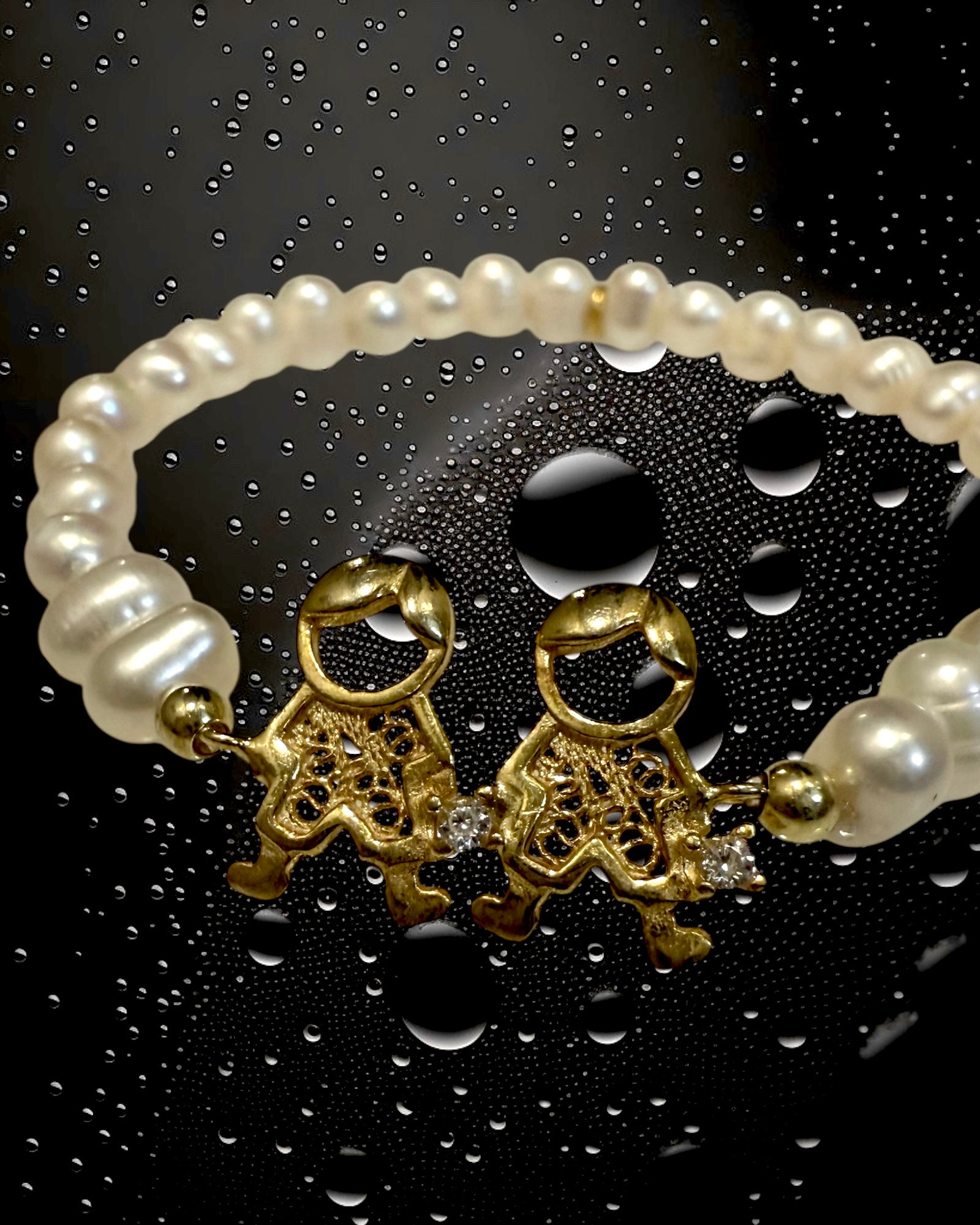 Pulseira Com Dois Meninos em Pérolas e Prata Dourada