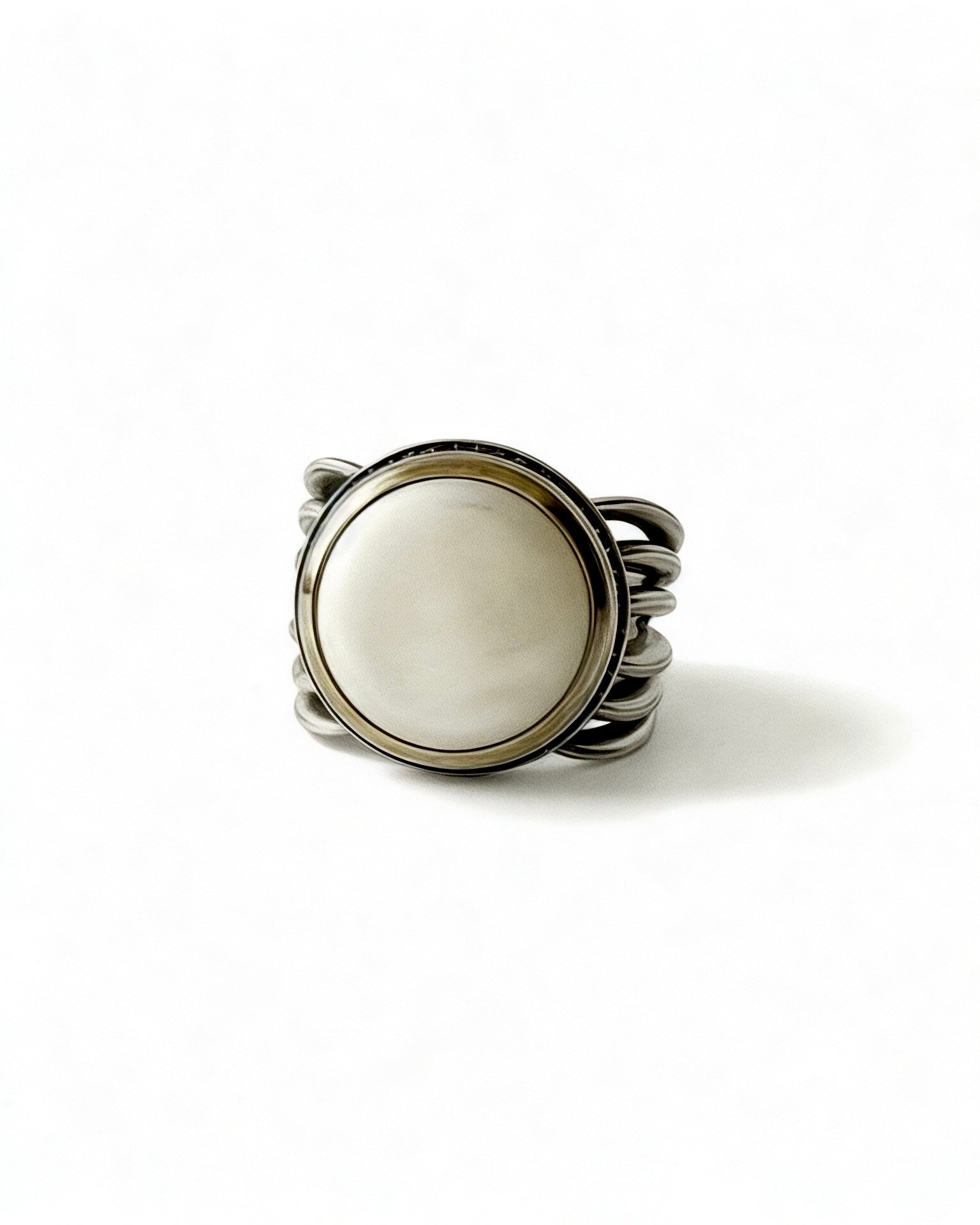 Mother-of-pearl ring in silver and gold.