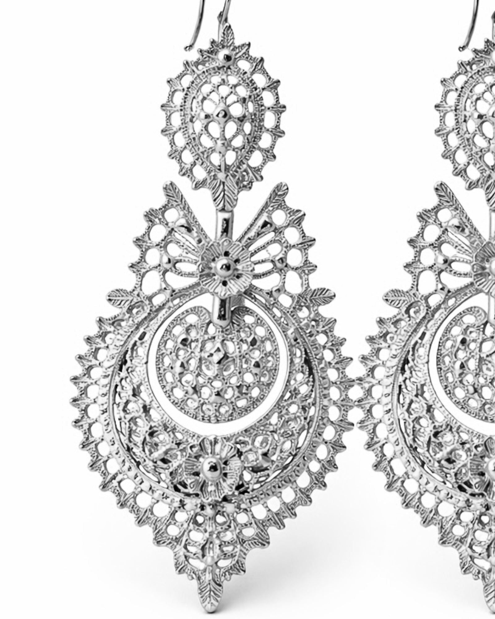 Queen-style earrings in silver.