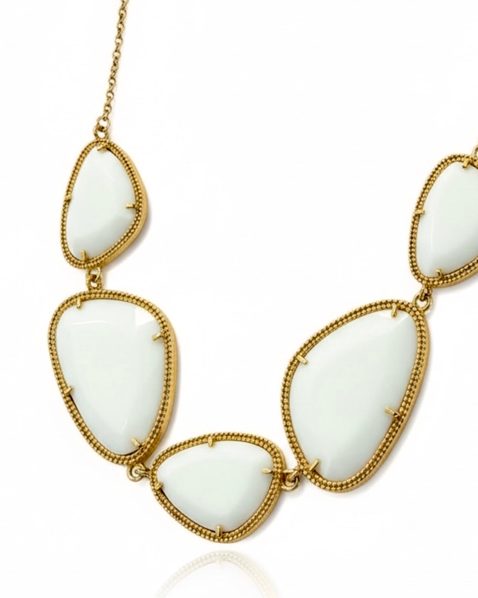 Colar de Pedras Brancas em Prata Dourada