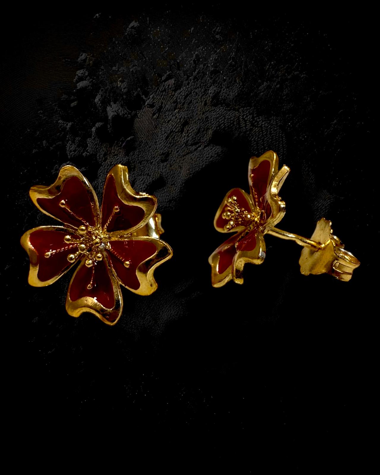 Brincos Flores com Esmalte Vermelho em Prata Dourada