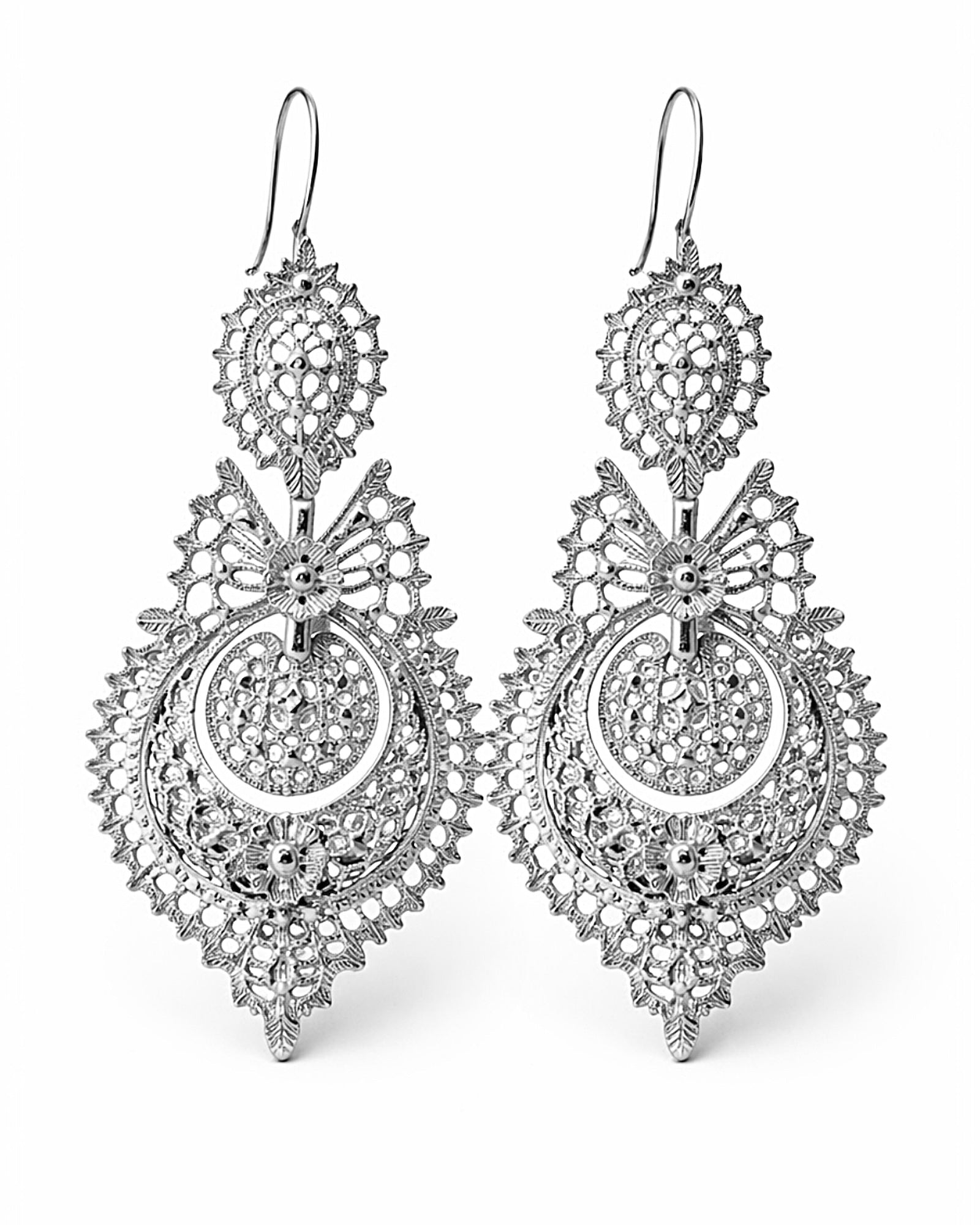 Queen-style earrings in silver.