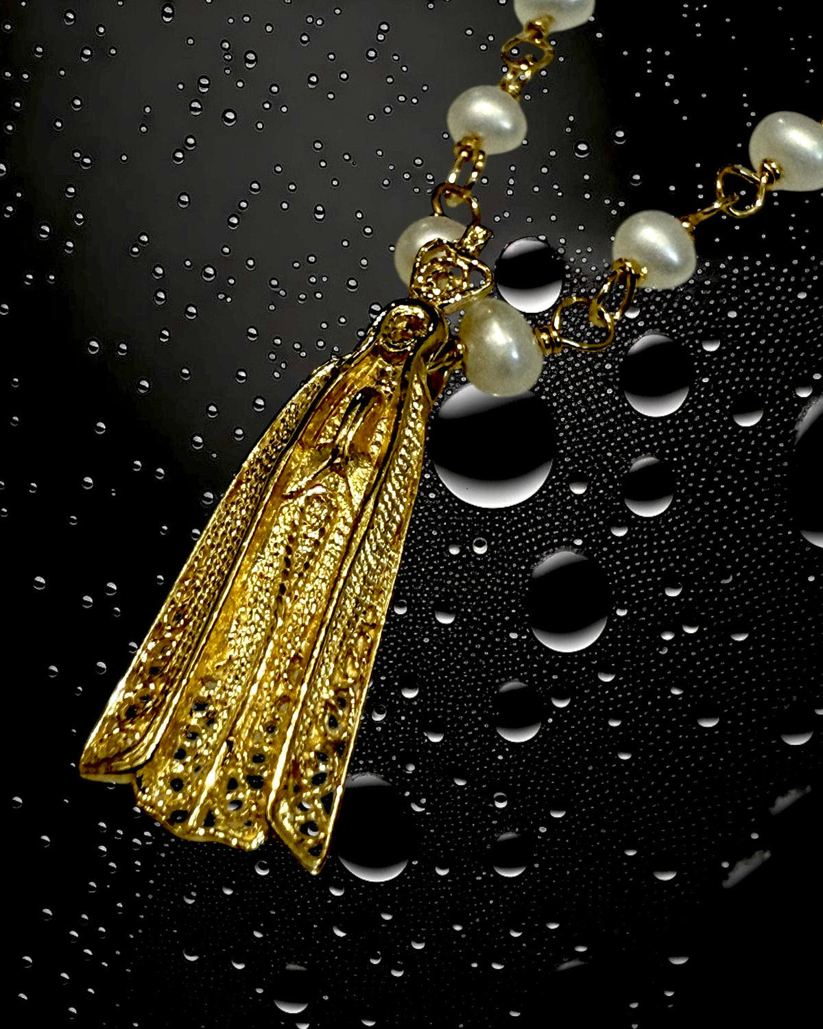 Pearl necklace with Our Lady of Fatima in gold-plated silver.
