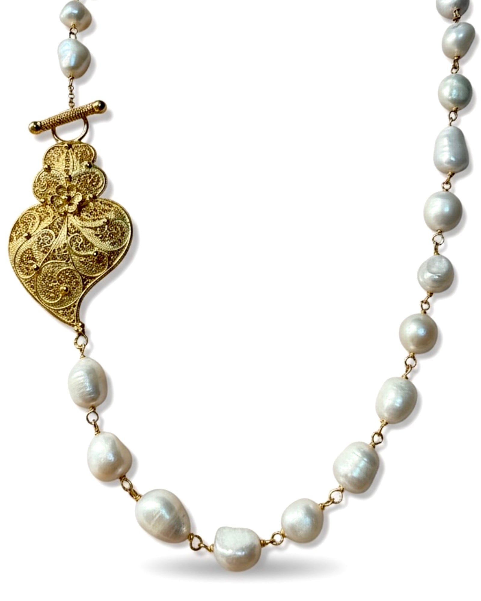 Pearl necklace with a Viana heart in gold-plated silver.