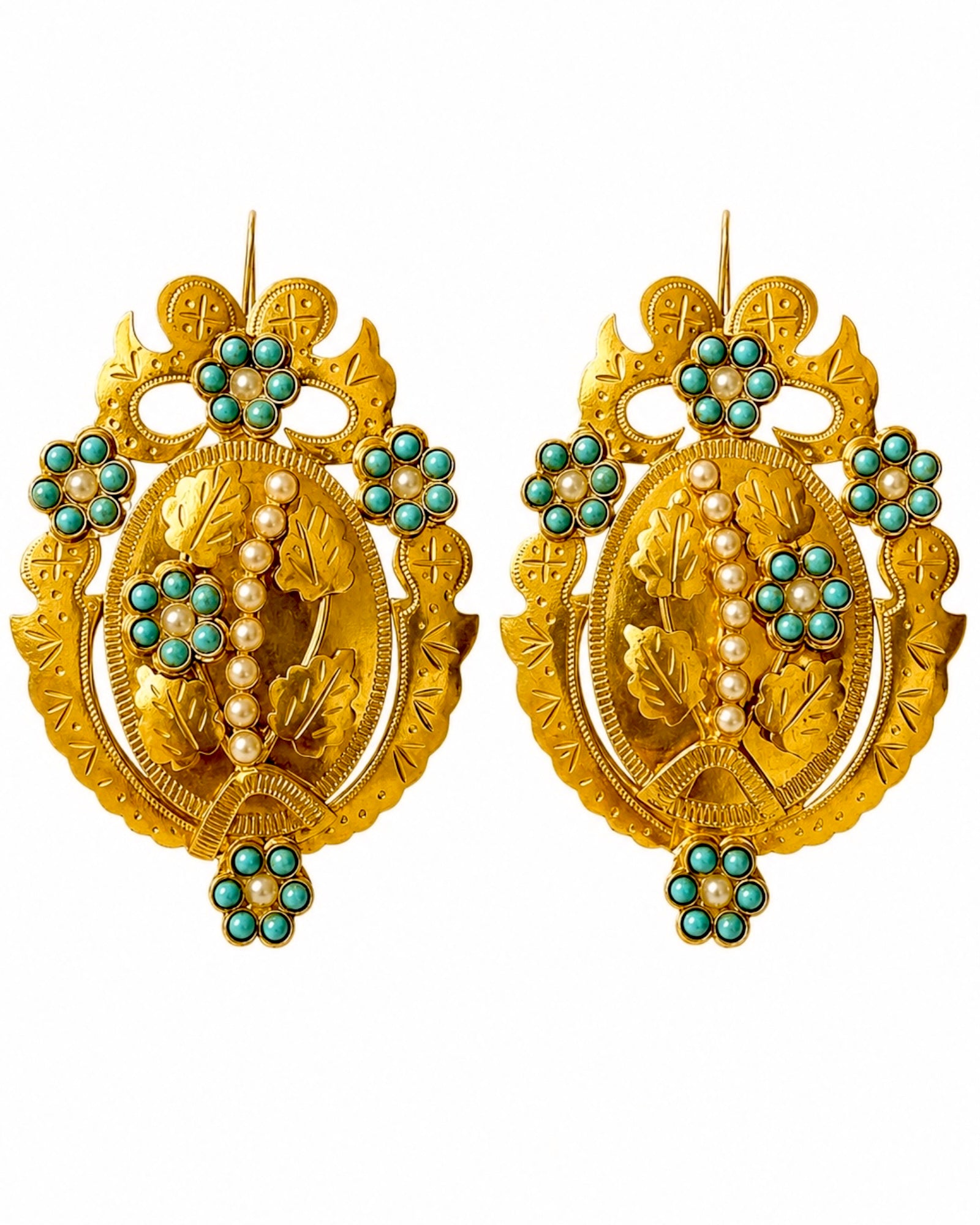 Filigree stud earrings in gilded silver.