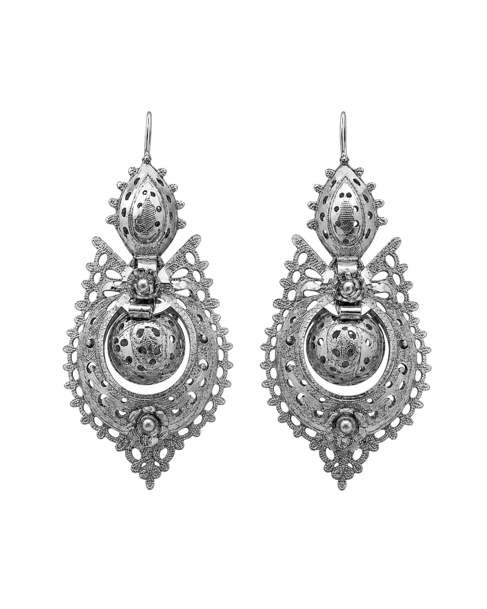 Queen Eggshell Earrings in Silver (with hook)