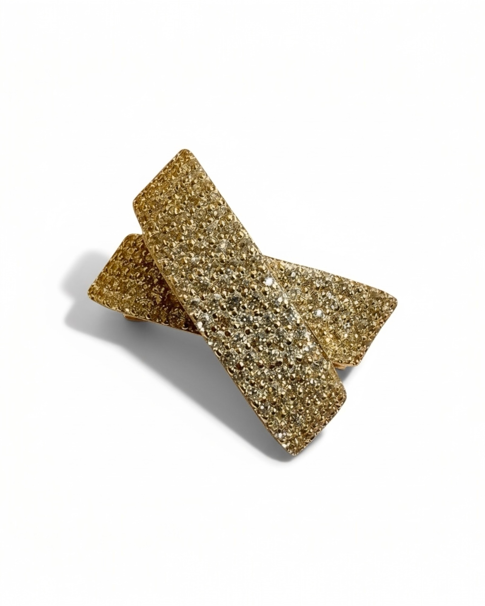 Intertwined ring in gold-plated silver with a sparkle.