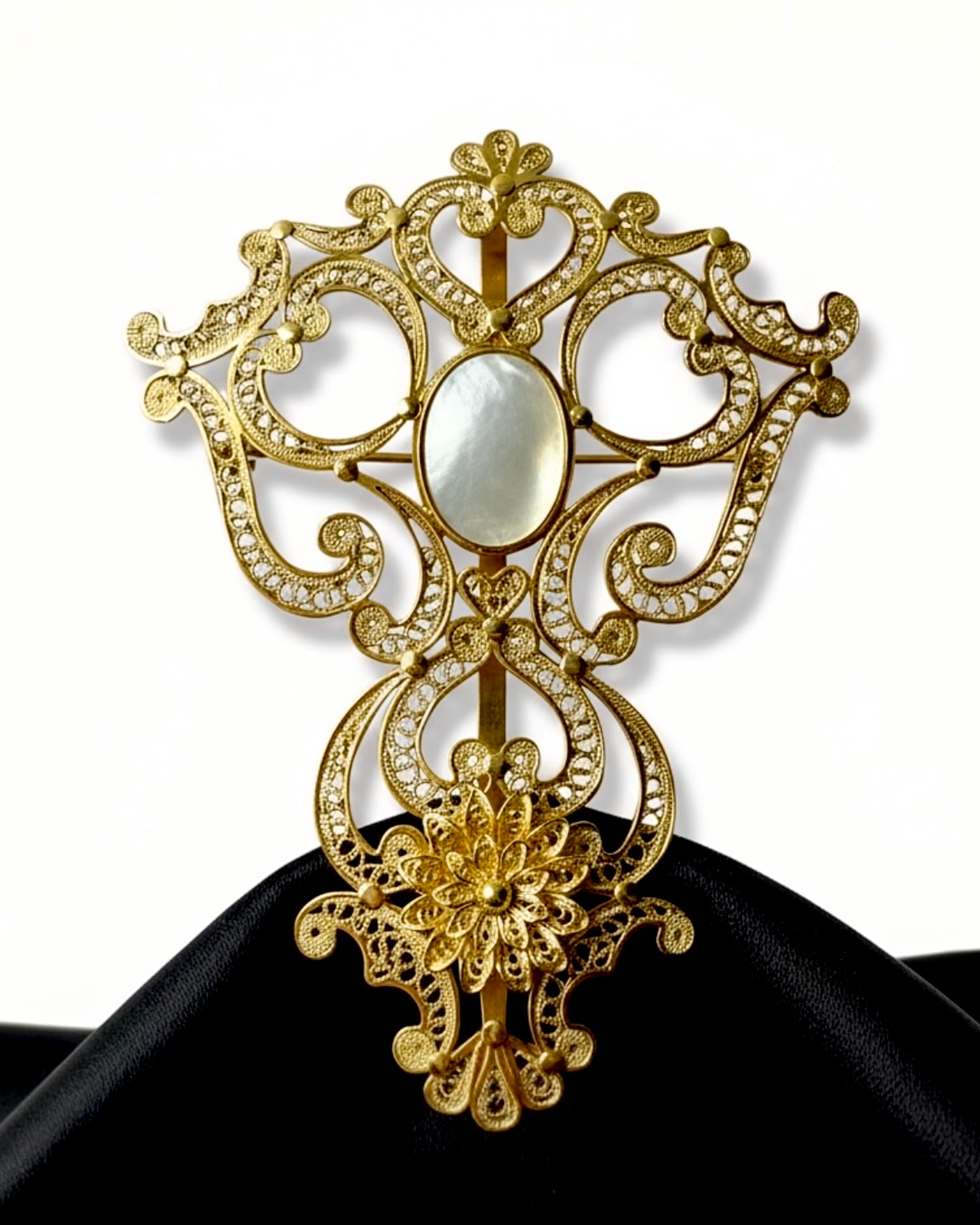 Medal and Ribbon Pin in Gold-Plated Silver and Mother-of-Pearl