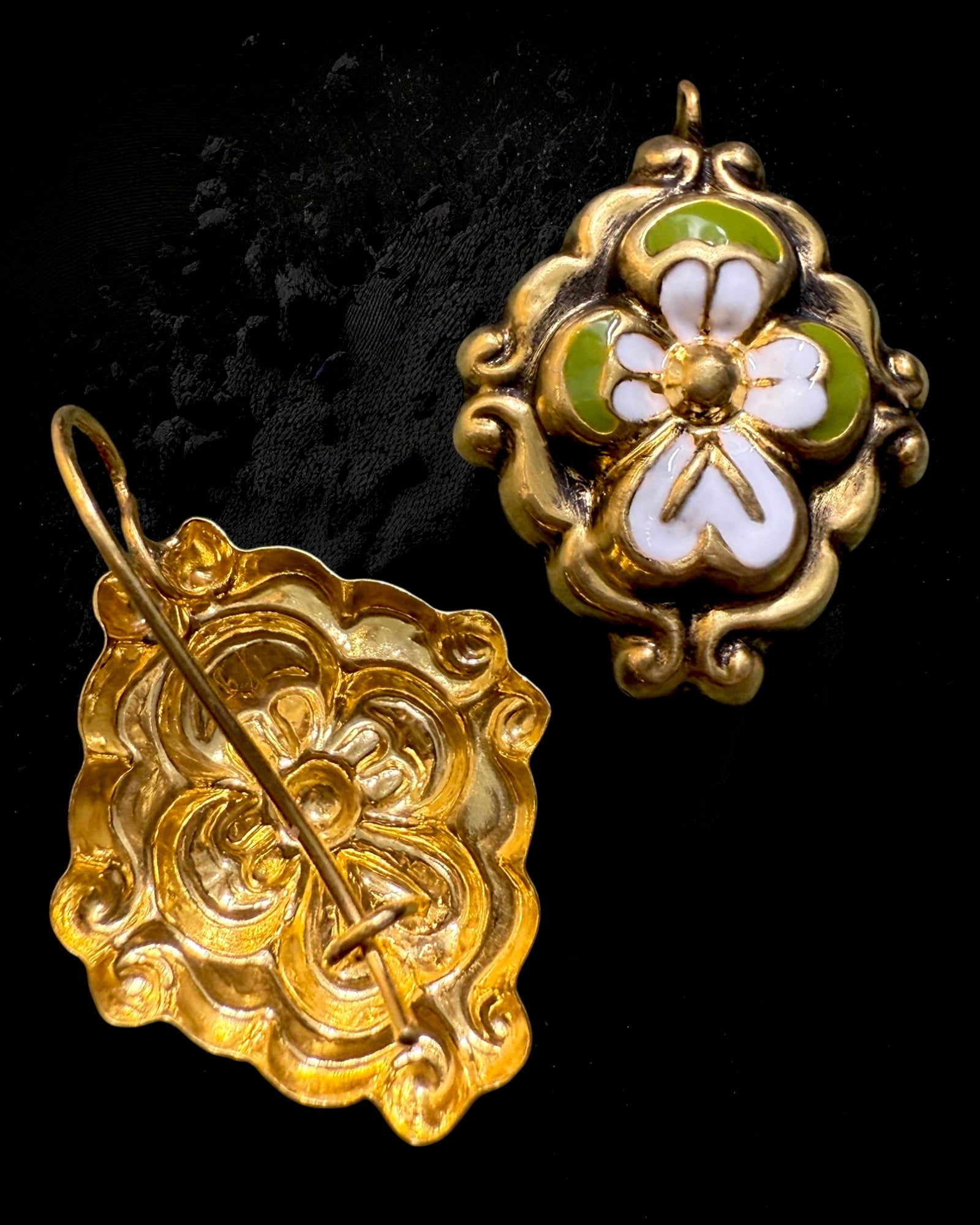 Brincos Barrocos Verde Claro com Flores em Prata Dourada