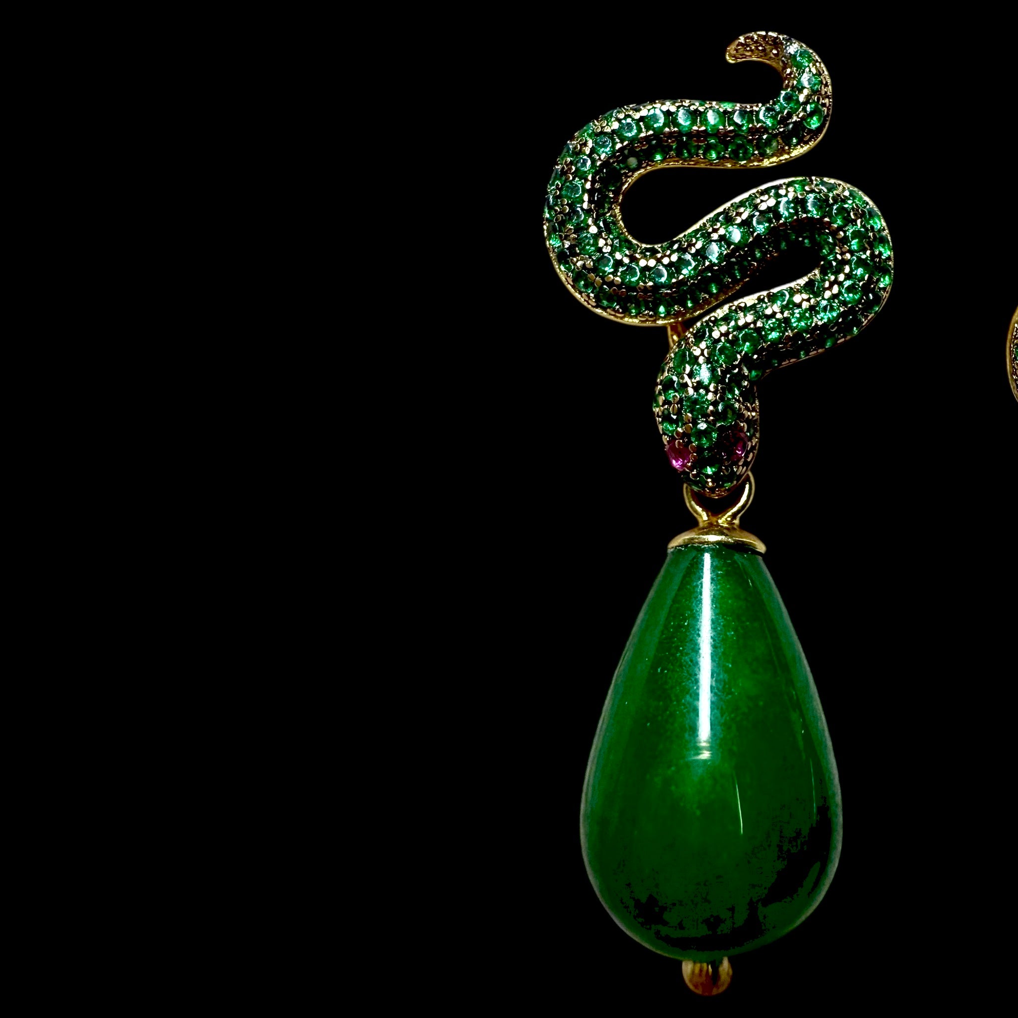 Brincos Cobra com Pedra Verde em Prata Dourada