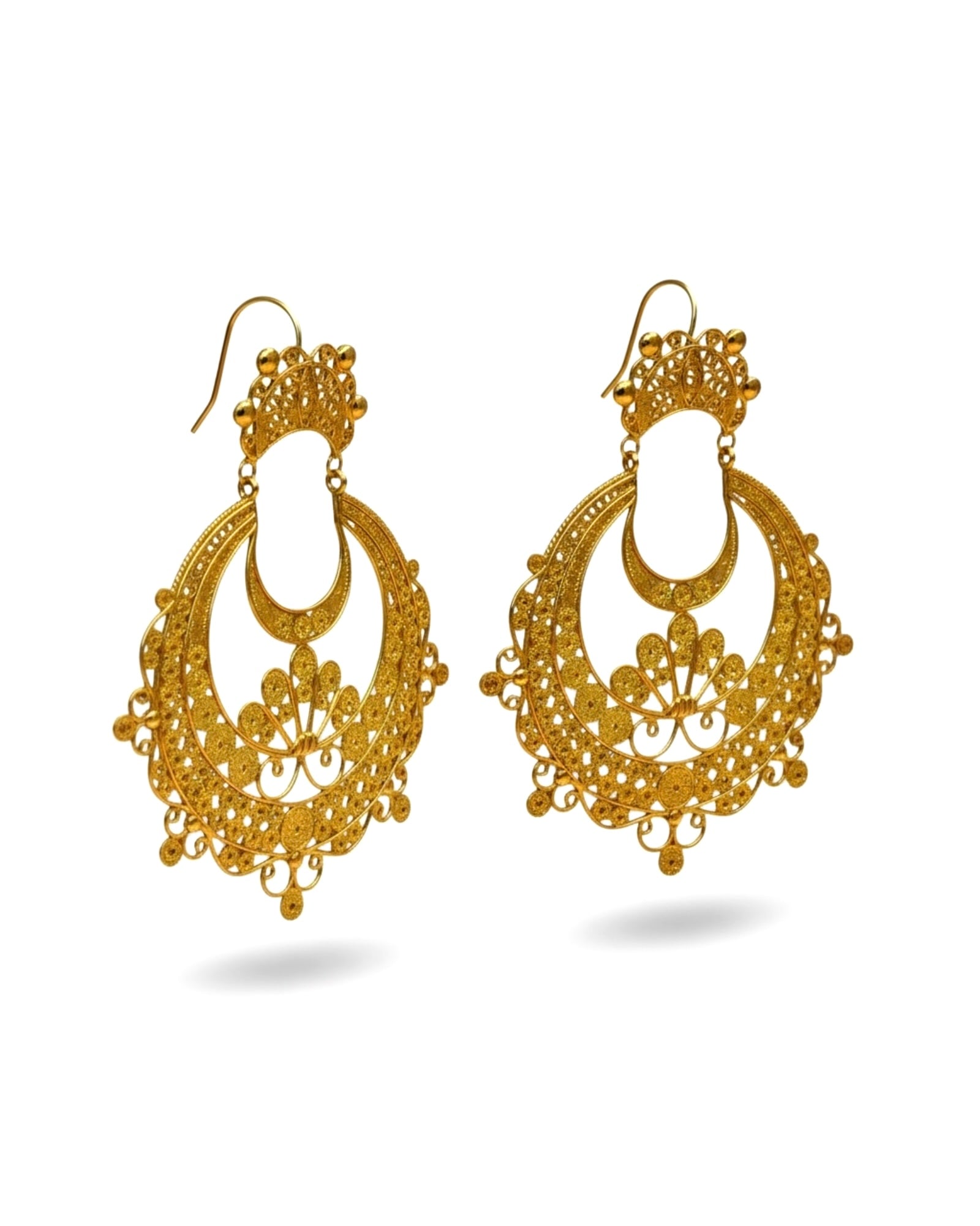 Filigree stud earrings in gilded silver.