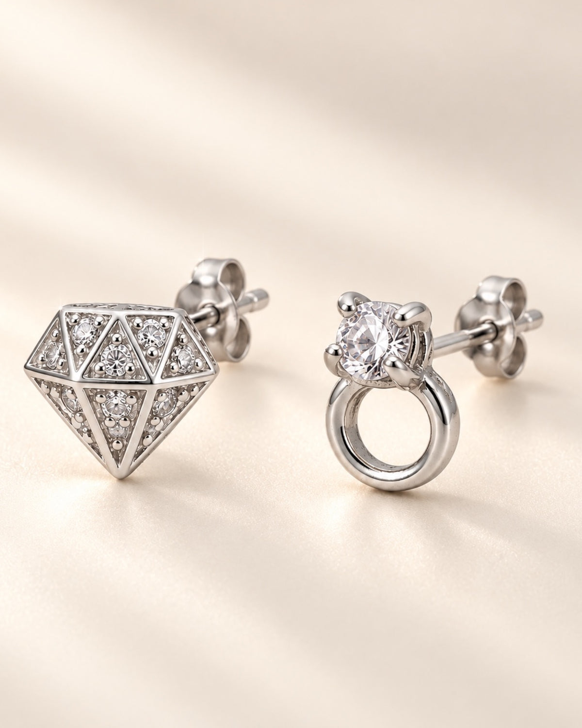 Brincos Forma de Anel e Diamante em Prata Dourada
