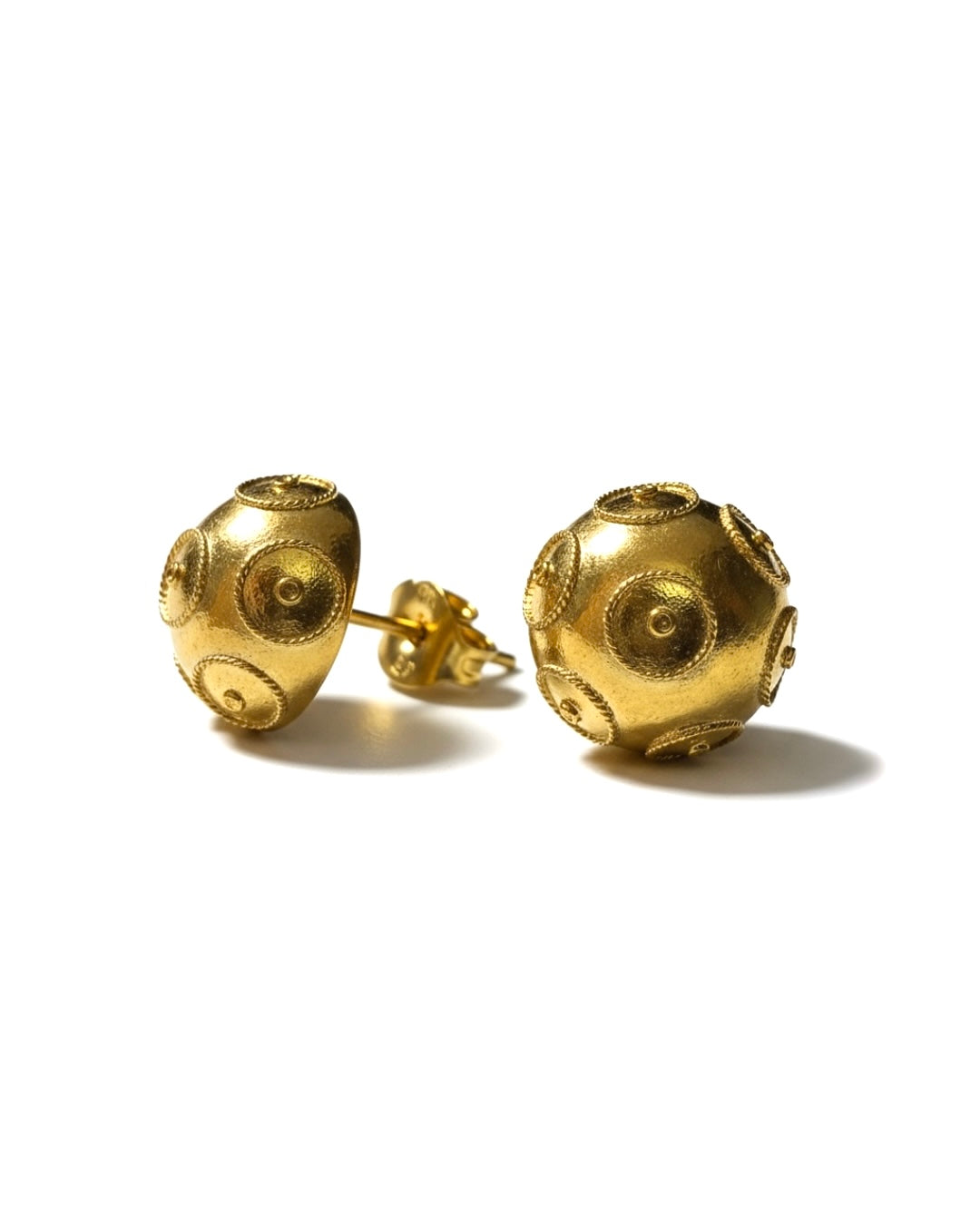 Half-bead earrings from Viana in gold-plated silver.
