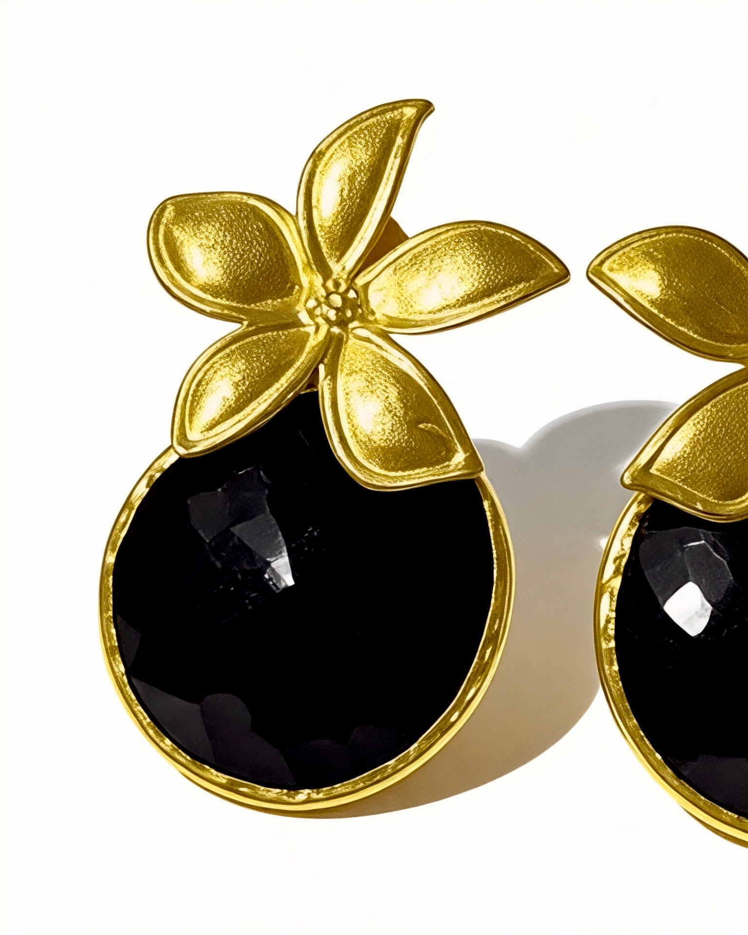 Flower Earrings with Black Stone in Gold-Plated Silver