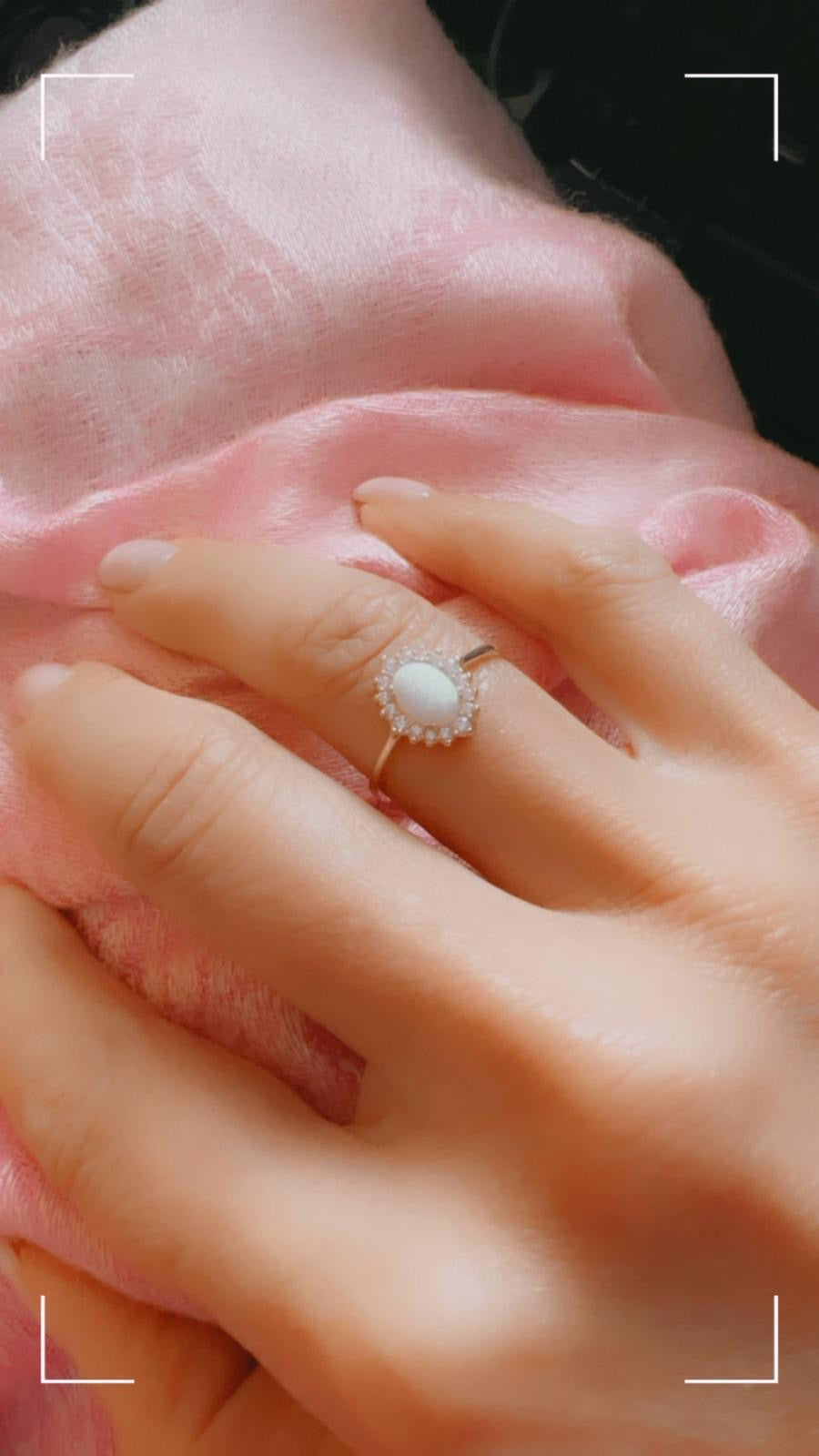 Gold ring with elegance stone