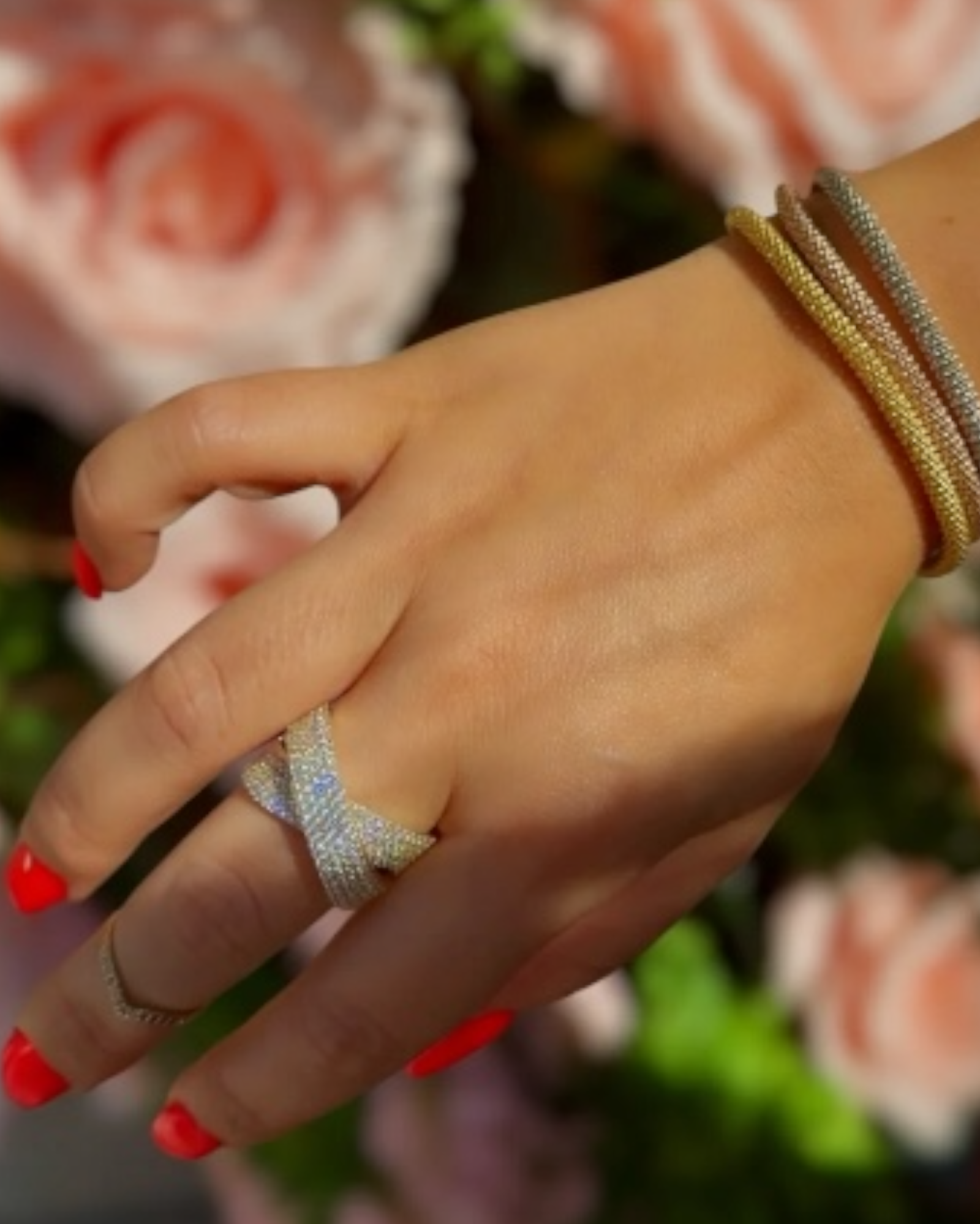 Intertwined ring in gold-plated silver with a sparkle.