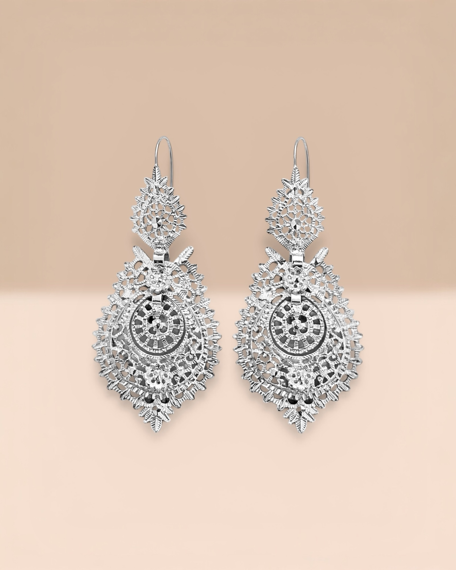 Queen-style earrings in silver (with hook)