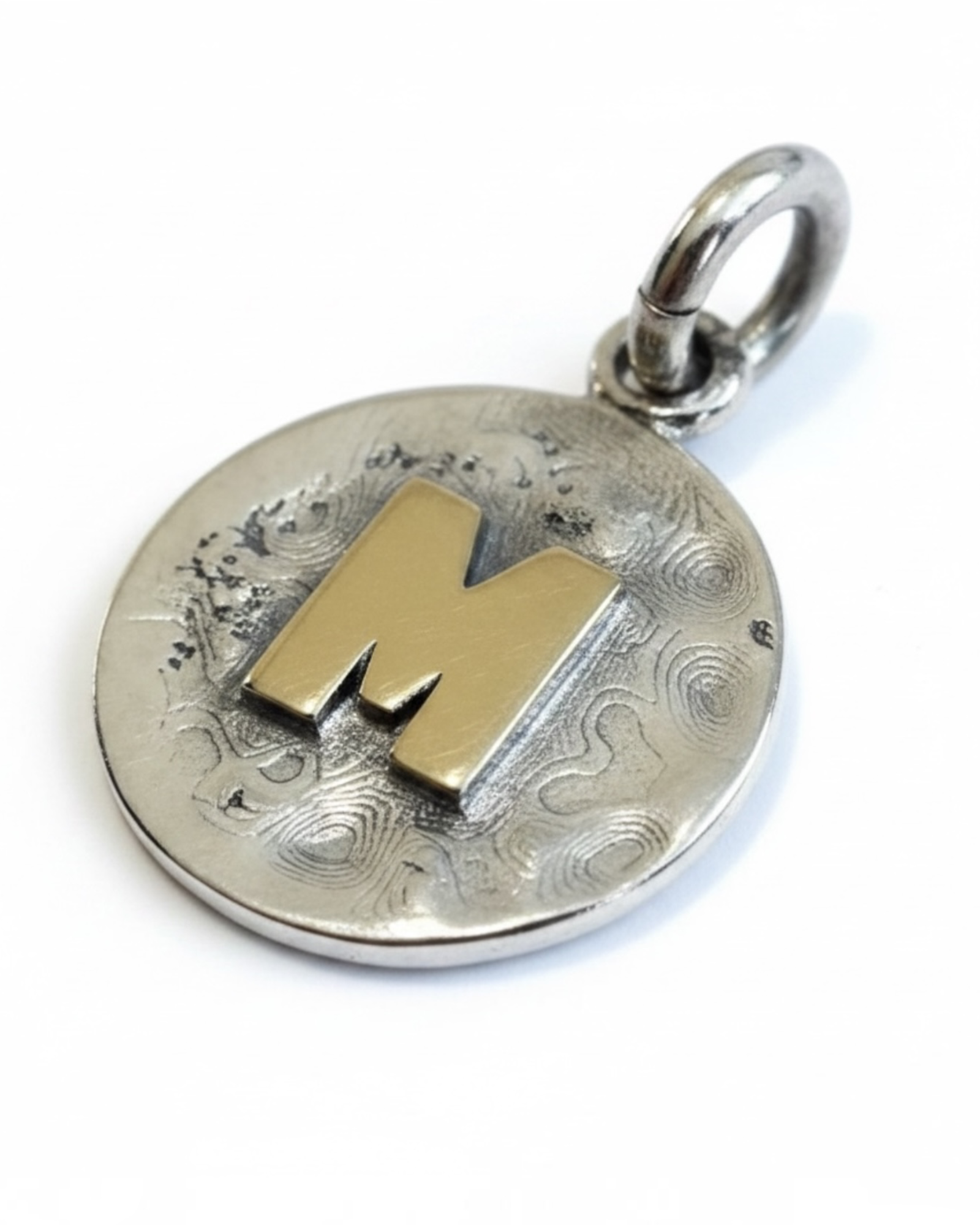 Medalha com Letra M em Prata e Ouro