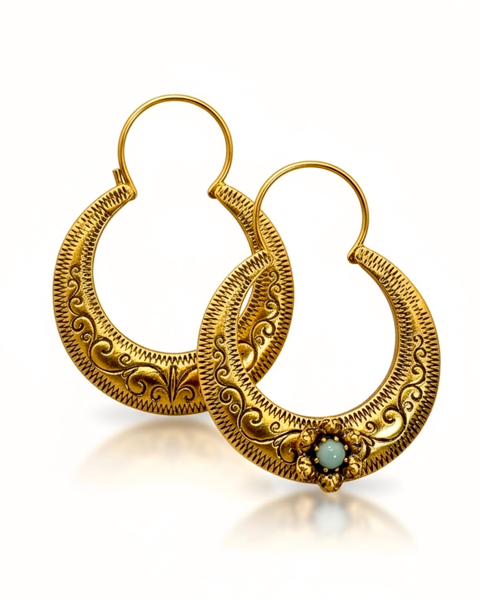 Baroque earrings in gilded silver with blue stone.