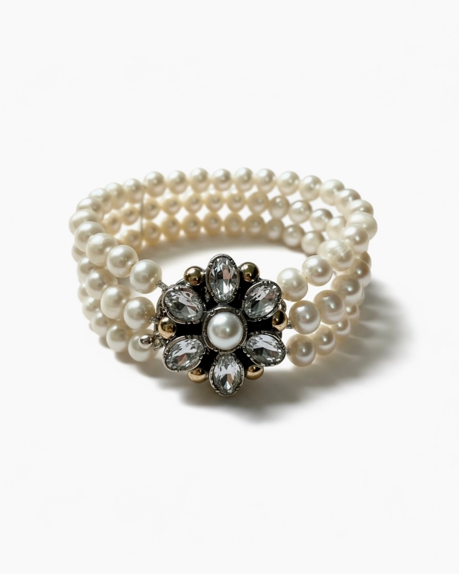 Pearl bracelet with flower in silver and gold.