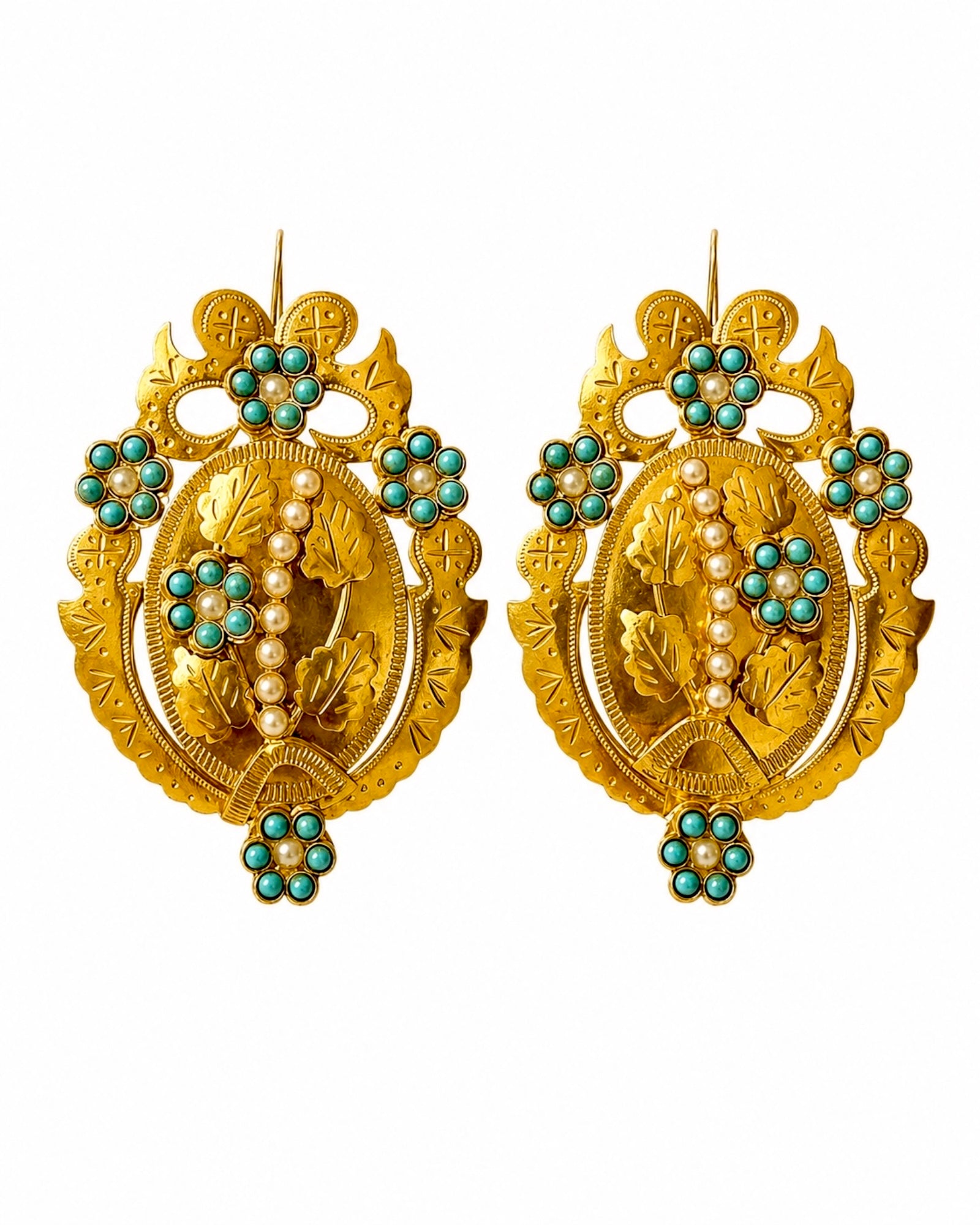 Filigree stud earrings in gilded silver.