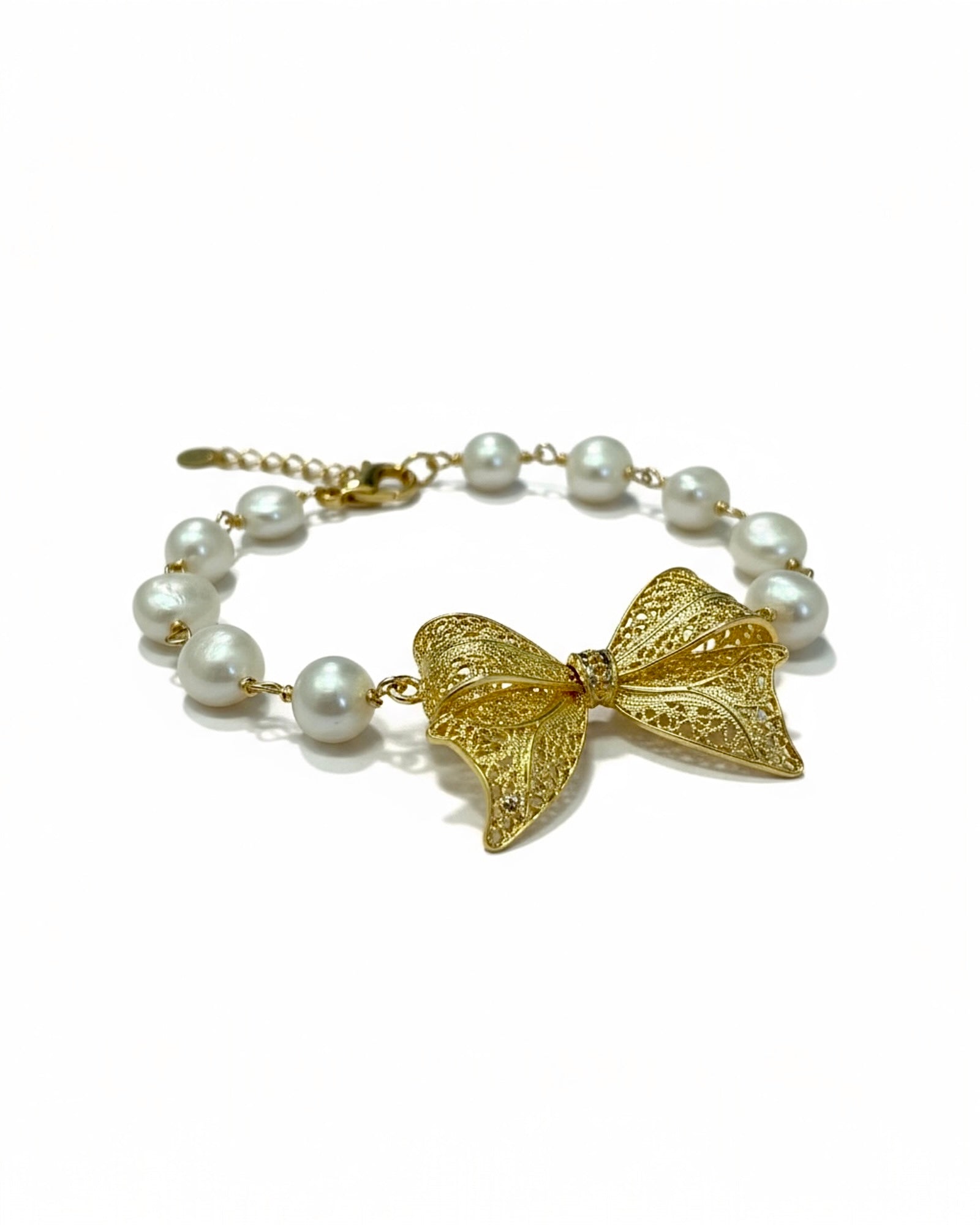 Pearl bracelet with gold-plated silver bow.