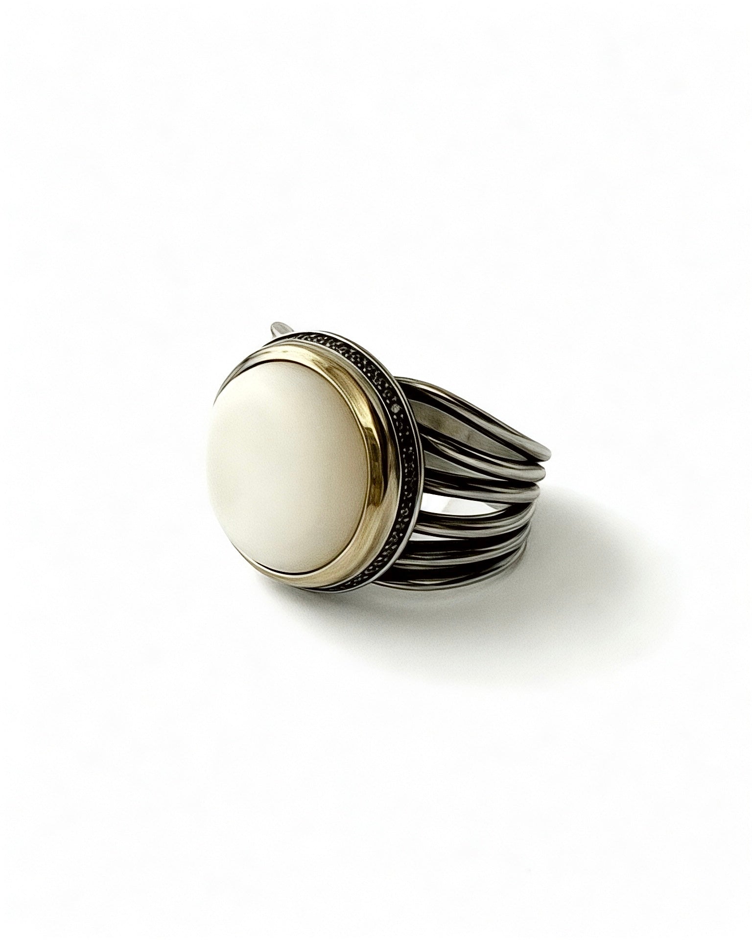 Mother-of-pearl ring in silver and gold.