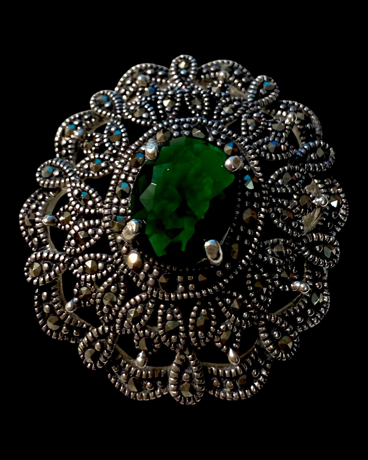 Alfinete / Medalha em Prata com Pedra Verde