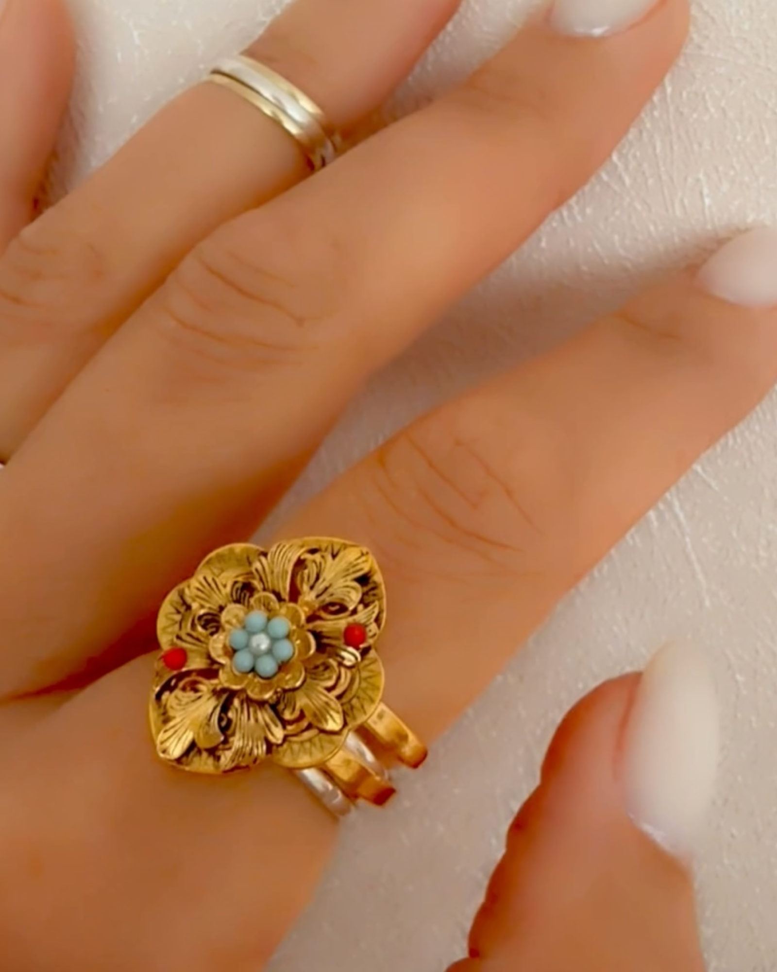 Anel Gramalheira em Prata Dourada com Pedras Coloridas