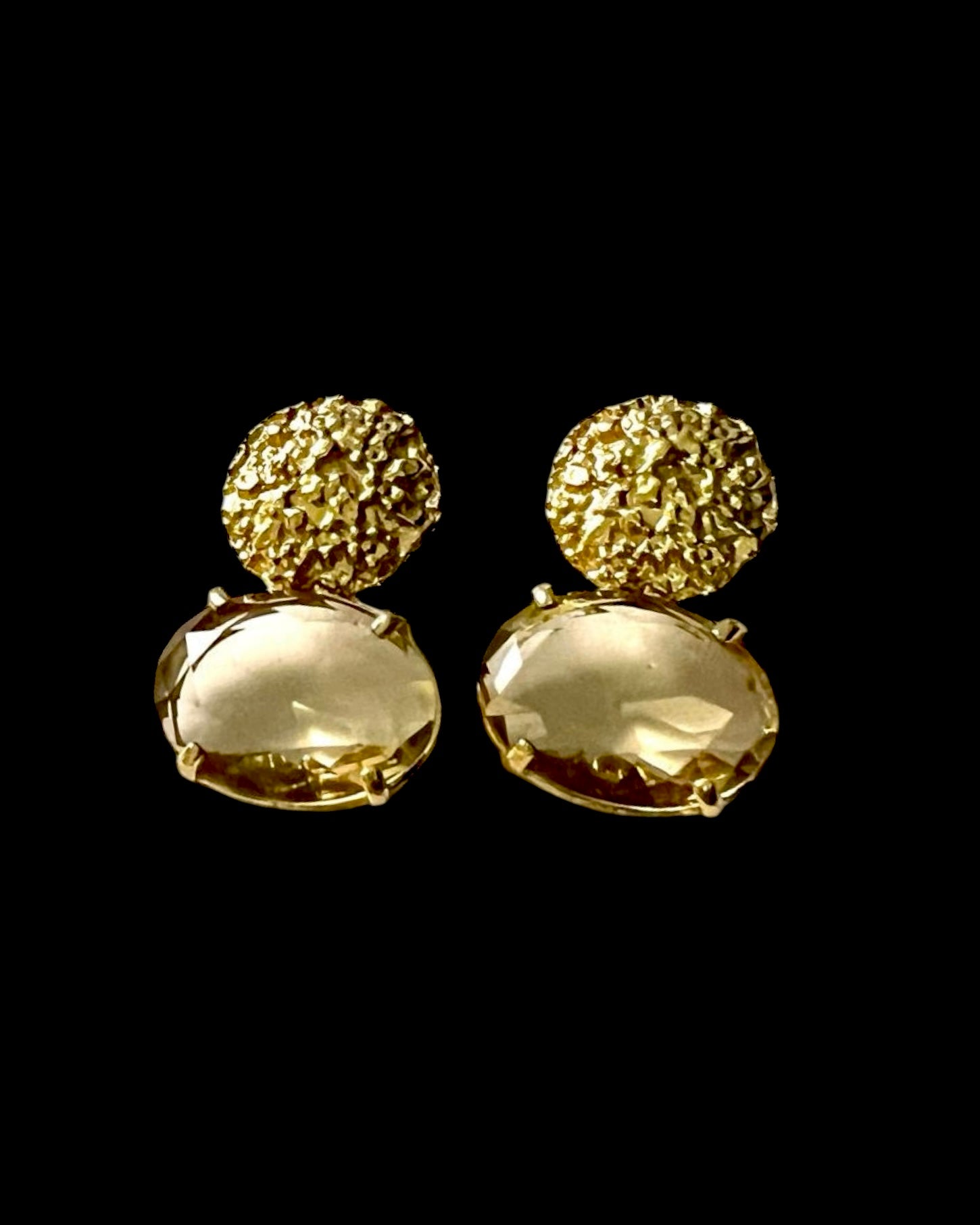 Beige earrings in gold-plated silver.