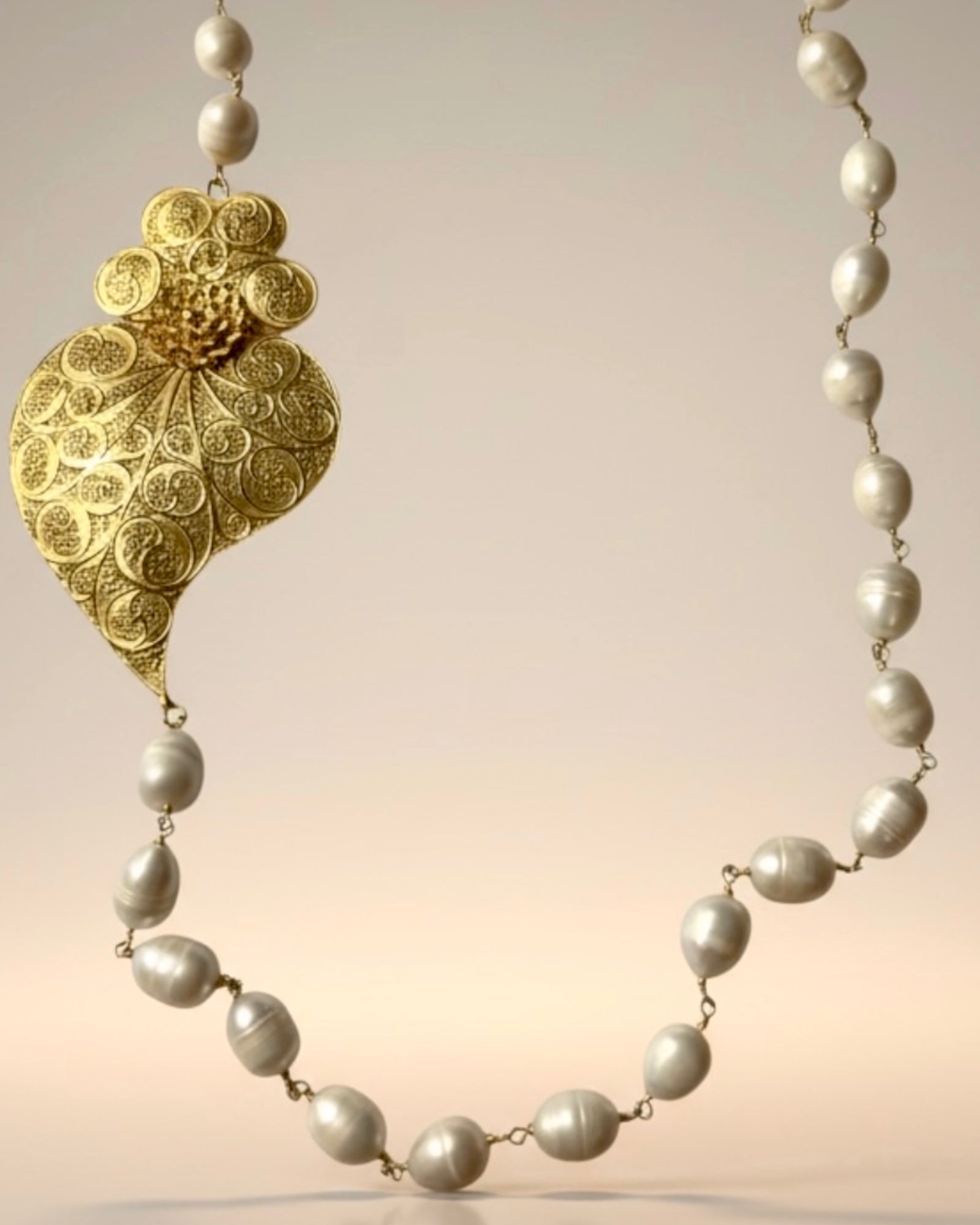 Viana Heart Necklace with Pearls in Gold-Plated Silver
