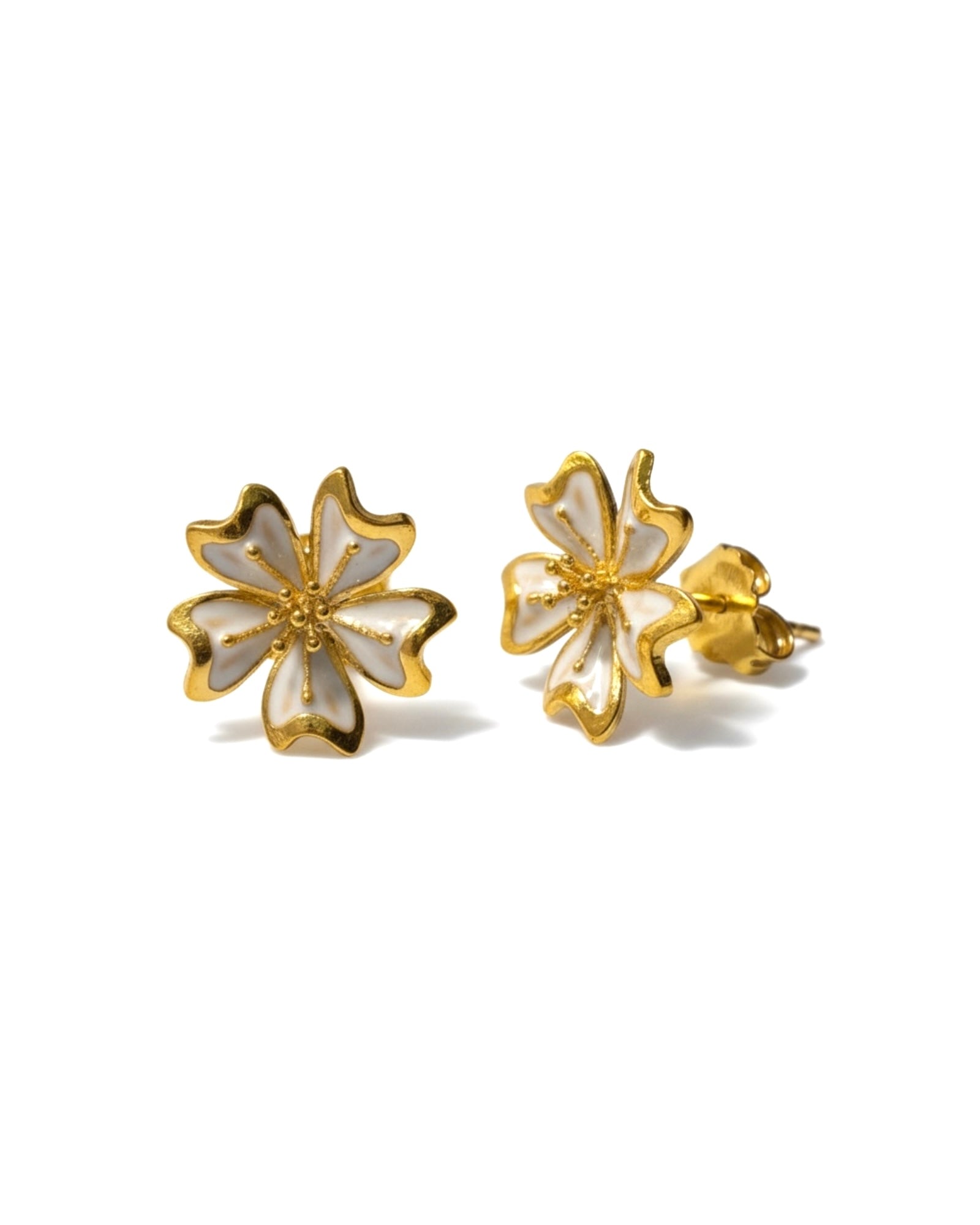Brincos Flores com Esmalte Branco em Prata Dourada
